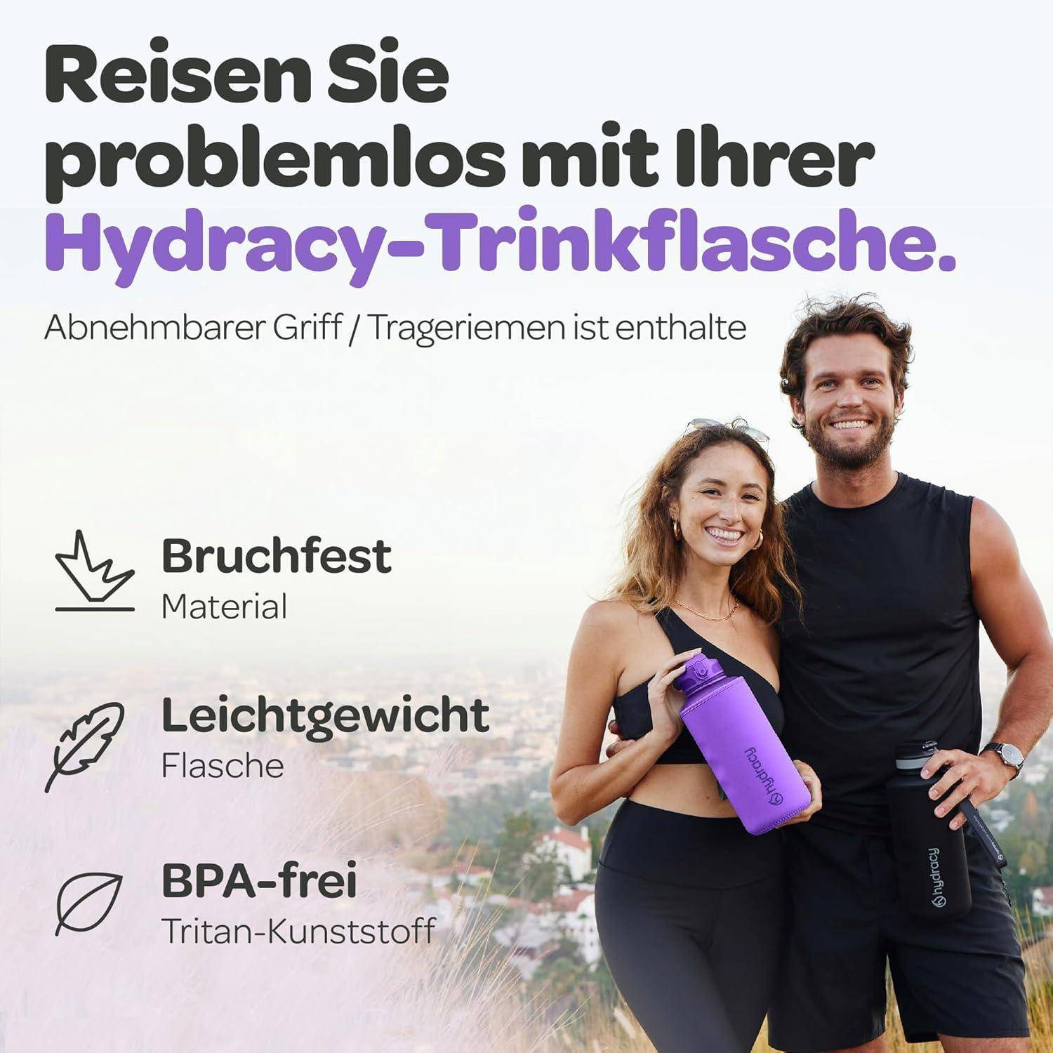 Ein lächelndes Paar steht und hält eine Hydrology-Wasserflasche. Der Text betont die Eigenschaften der Flasche: strapazierfähig, leicht, BPA-frei.