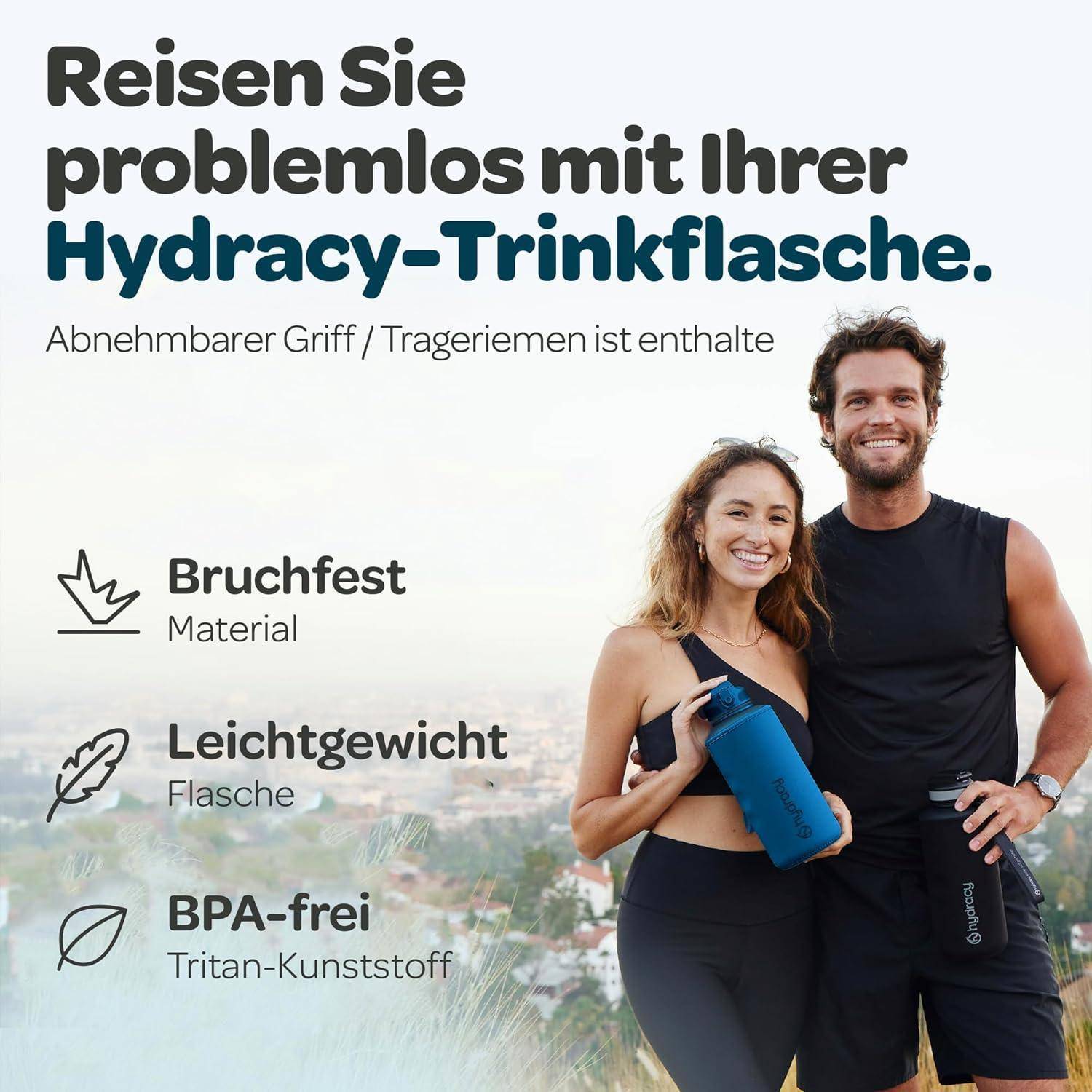 Ein Paar lächelt, während es eine blaue Wasserflasche hält. Der Text sagt: 'Reisen Sie problemlos mit Ihrer Hydracy-Trinkflasche' und hebt Merkmale hervor: bruchsicher, leicht, BPA-frei.