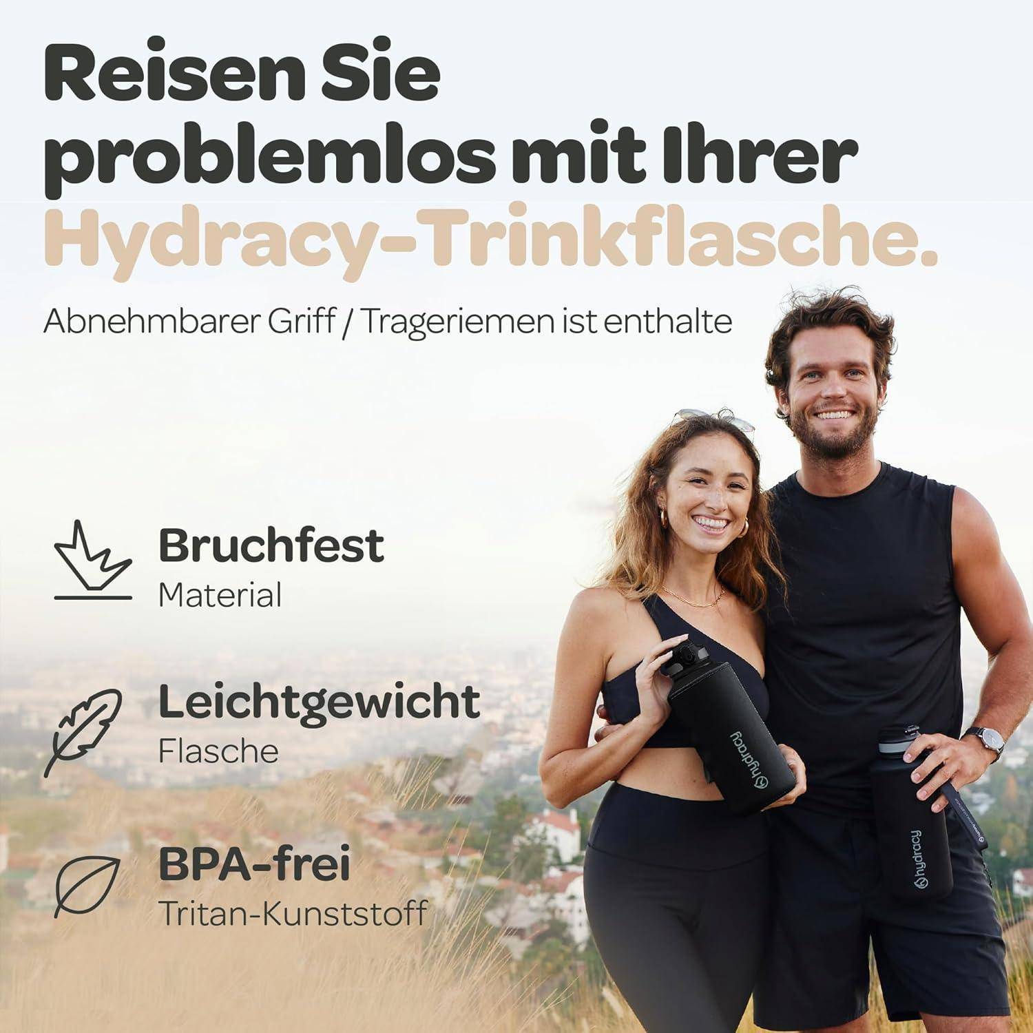 Ein lächelndes Paar hält Wasserflaschen und steht in einer Naturkulisse. Der Text bewirbt eine „bruchsichere, leichte, BPA-freie