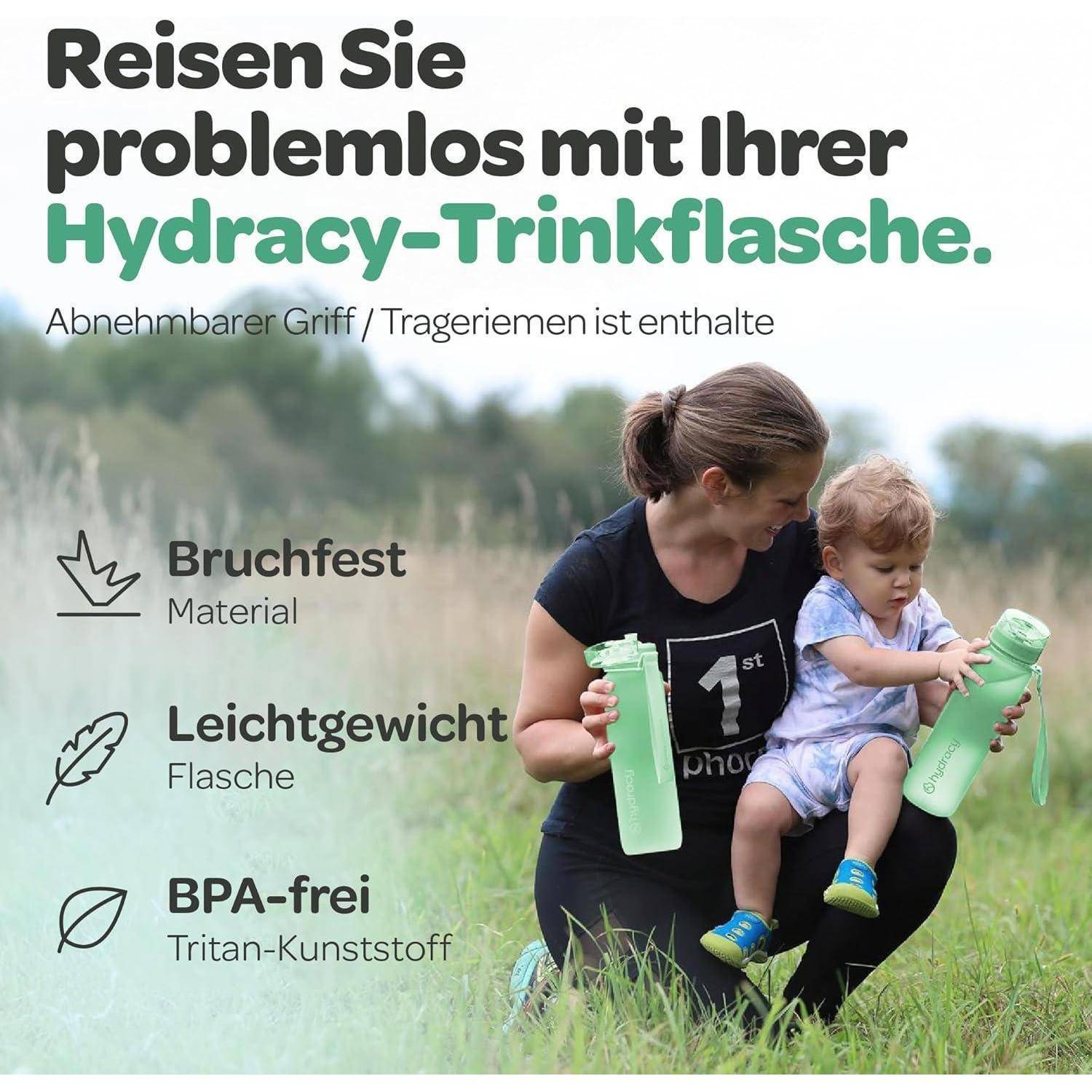 Eine Frau hält einen Kleinkind und eine grüne Wasserflasche im Freien. Der deutsche Text bewirbt eine robuste, leichte, BPA-freie Flasche mit abnehmbarem Griff.