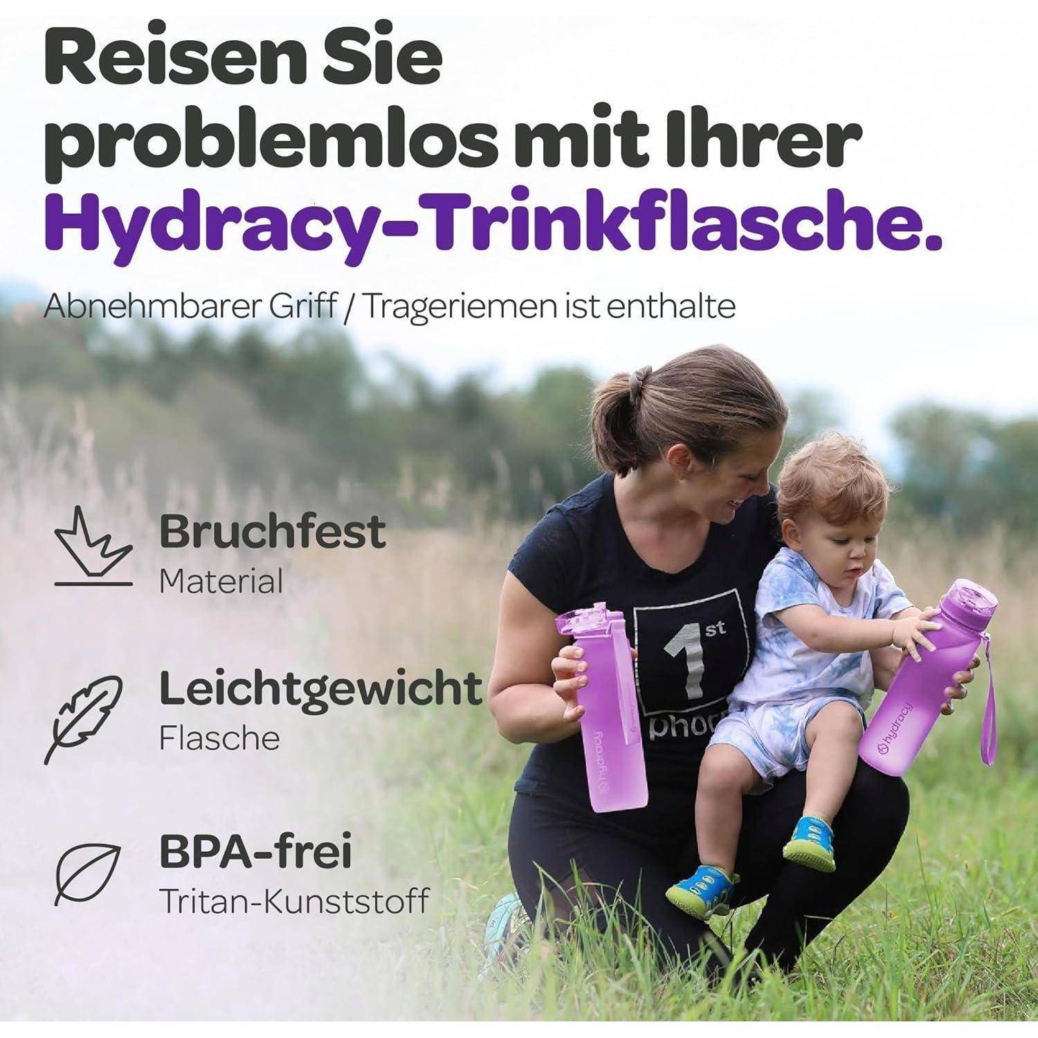 Eine Frau hält eine lila Wasserflasche und ein Kind im Freien. Der Text bewirbt eine robuste, leichte, BPA-freie Hydracy-Flasche mit einem Trageriemen.