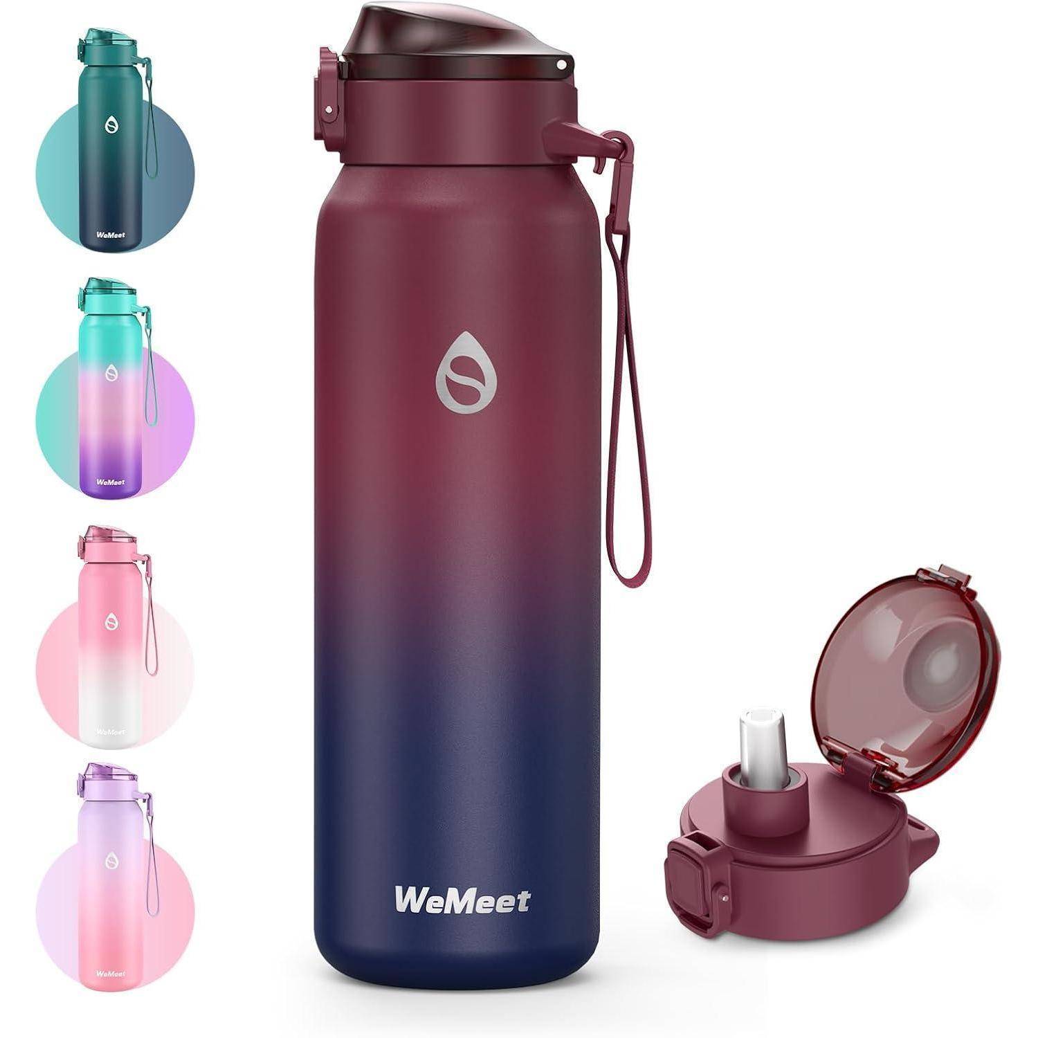 Eine Wasserflasche mit Farbverlauf, ausgestattet mit einem Trageriemen und einem Klappdeckel. Erhältlich in verschiedenen Farben: Petrol, Rosa und Lila. Marke: 'WeMeet'.