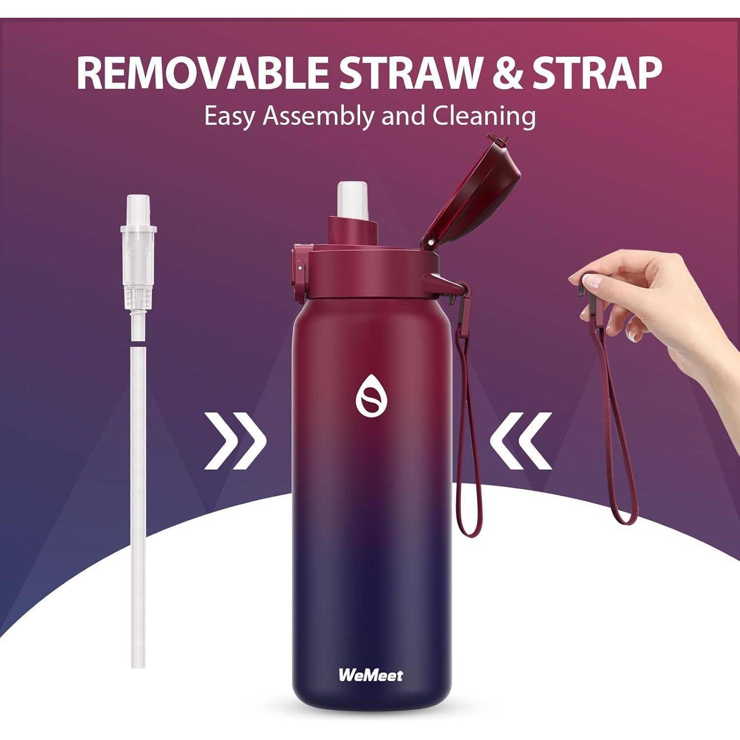 Eine Wasserflasche mit 'WeMeet' Branding, dargestellt mit abnehmbarem Strohhalm und Trageriemen. Text darüber liest sich: 'Einfache Montage und Reinigung.