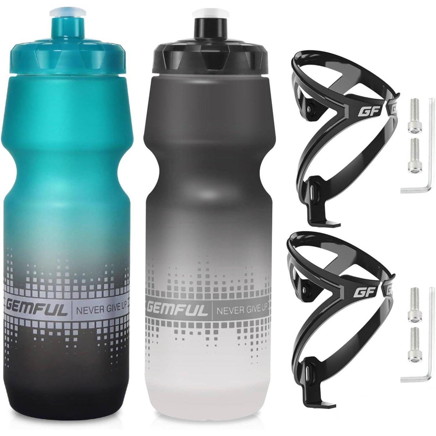 Zwei Sporttrinkflaschen, eine in Petrolfarben und eine in Schwarz, mit dem Text 