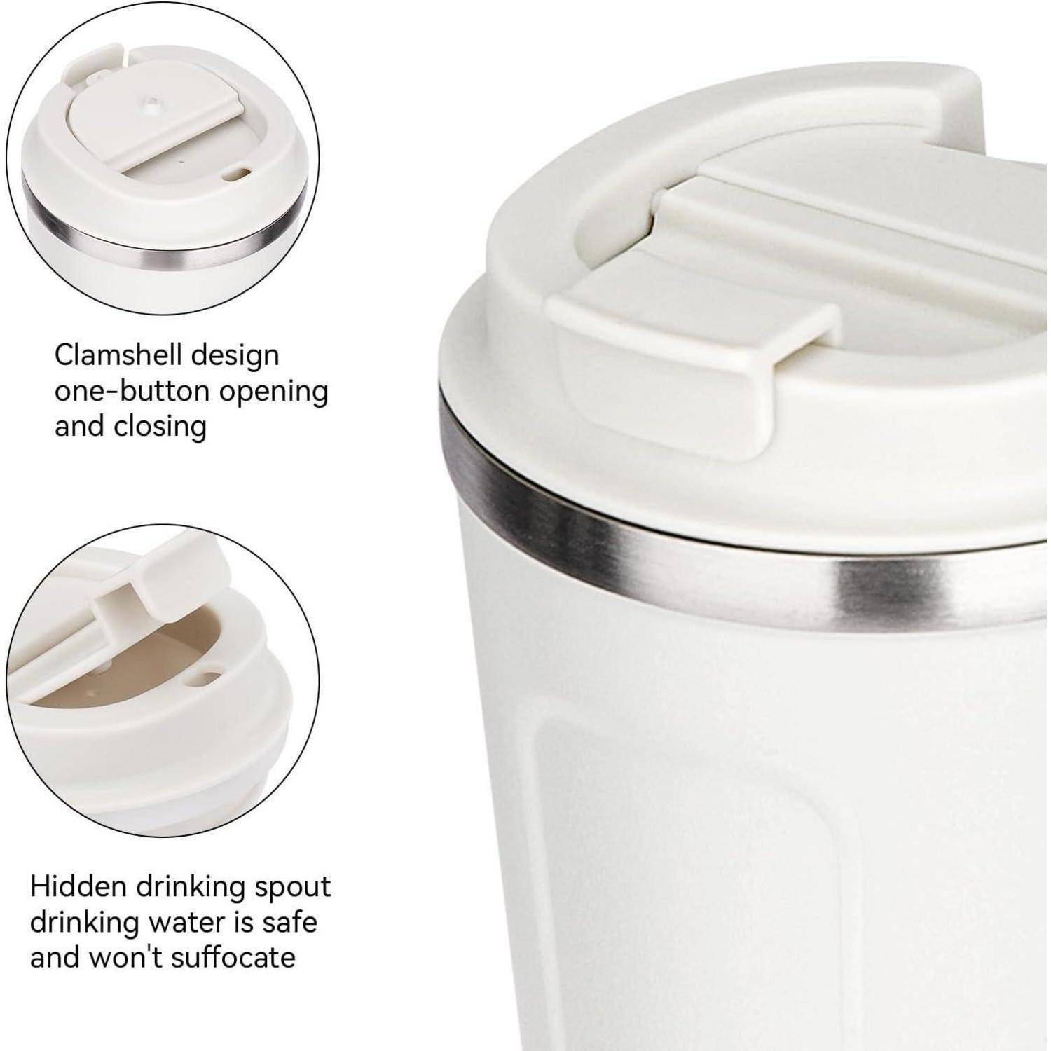 Weiße Tasse mit silbernem Rand, ausgestattet mit einem muschelförmigen Deckel und versteckter Trinköffnung; als sicher und einfach zu öffnen beschrieben.