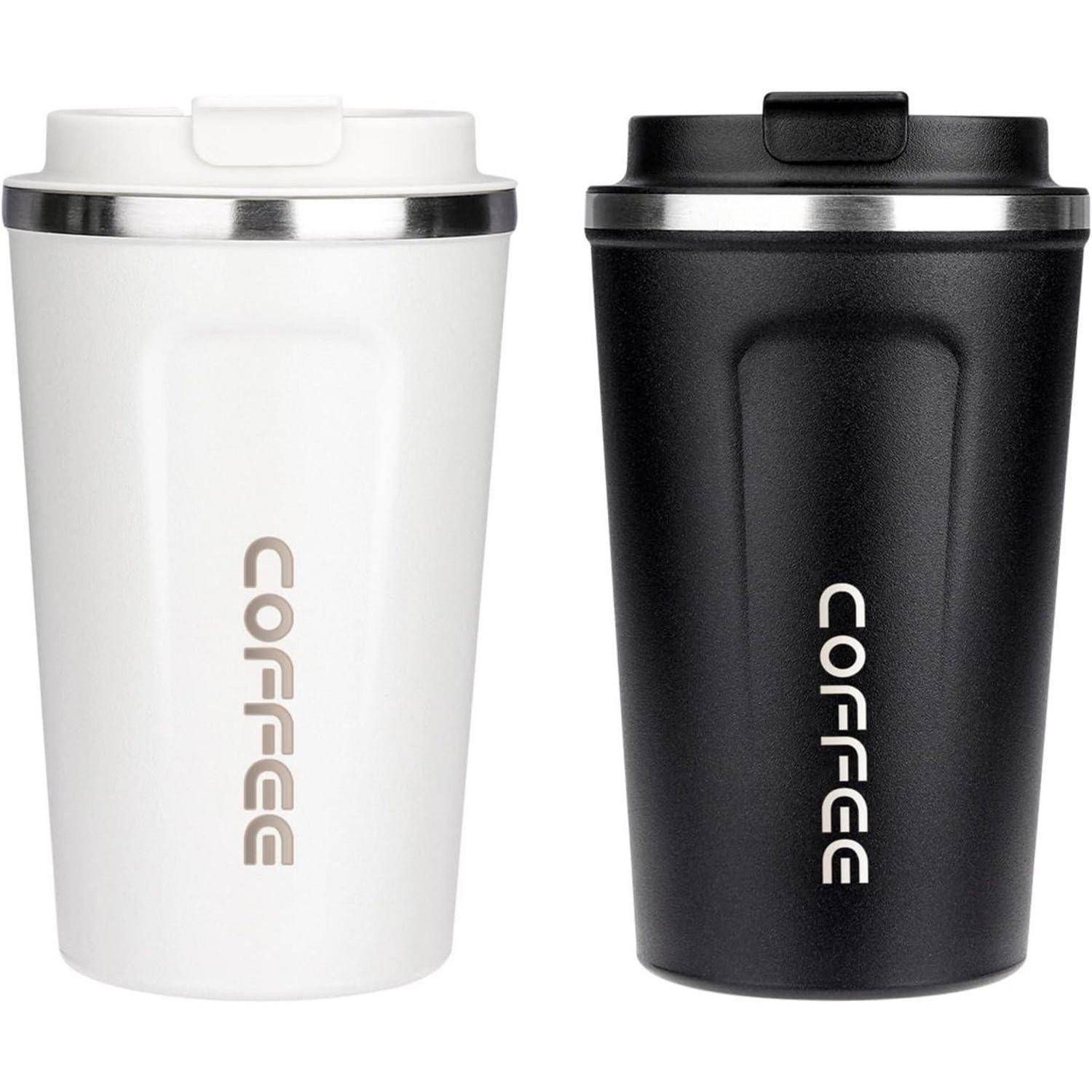 Weiße und schwarze isolierte Reisebecher nebeneinander, jeweils mit dem Wort ‚COFFEE', das vertikal in Metallbuchstaben gedruckt ist.