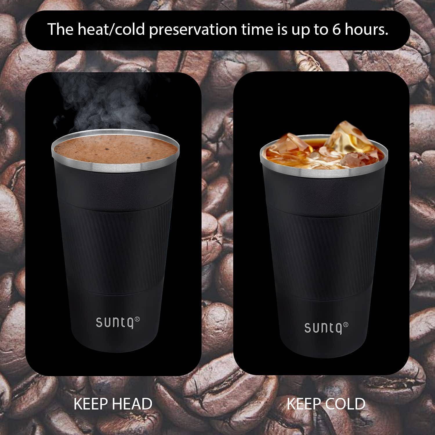 Zwei schwarze Thermosbecher mit Getränken; einer mit der Beschriftung 