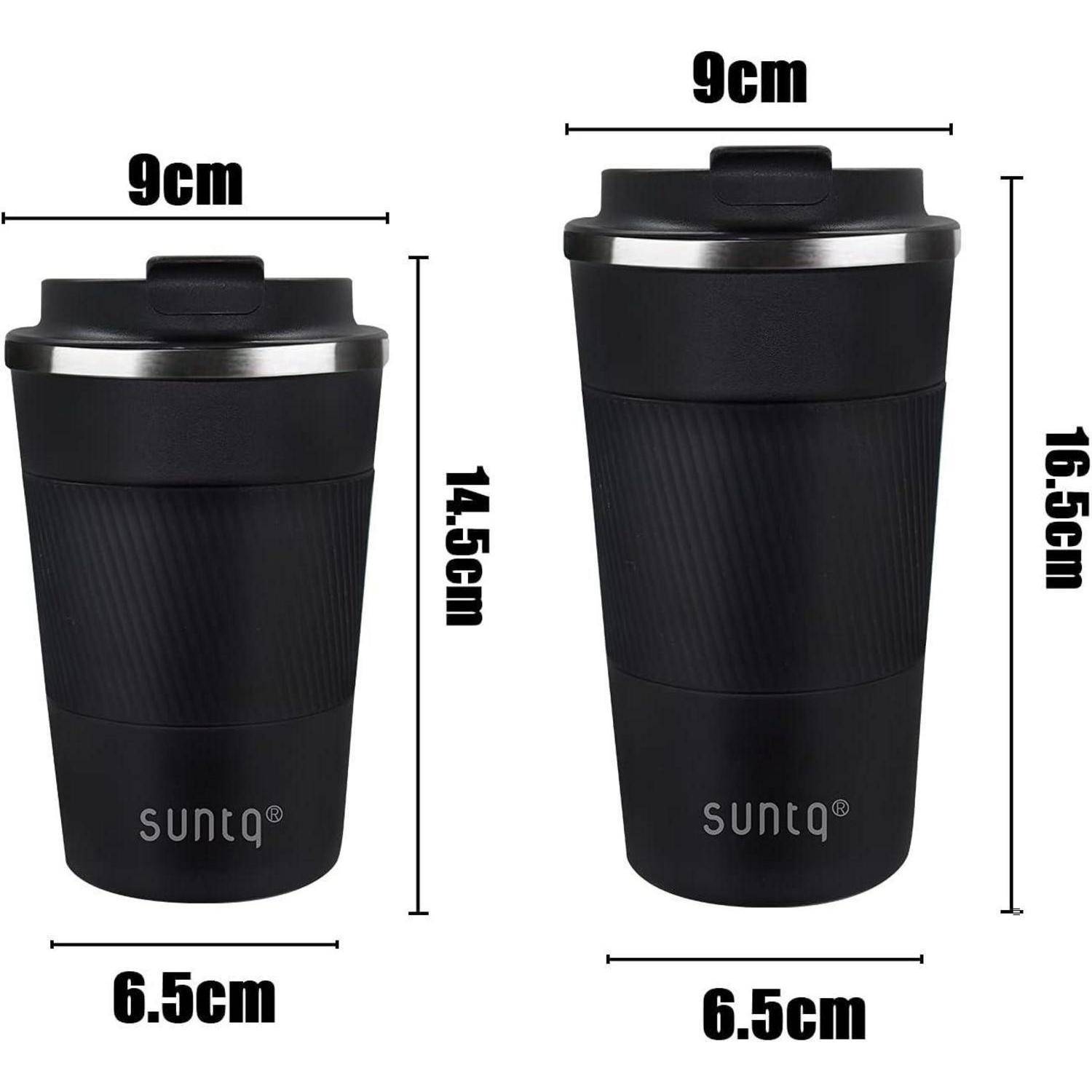 Zwei schwarze wiederverwendbare Reisebecher mit Deckeln, einer 14,5 cm hoch und der andere 16,5 cm hoch, jeweils 6,5 cm breit an der Basis und 9 cm am oberen Rand.