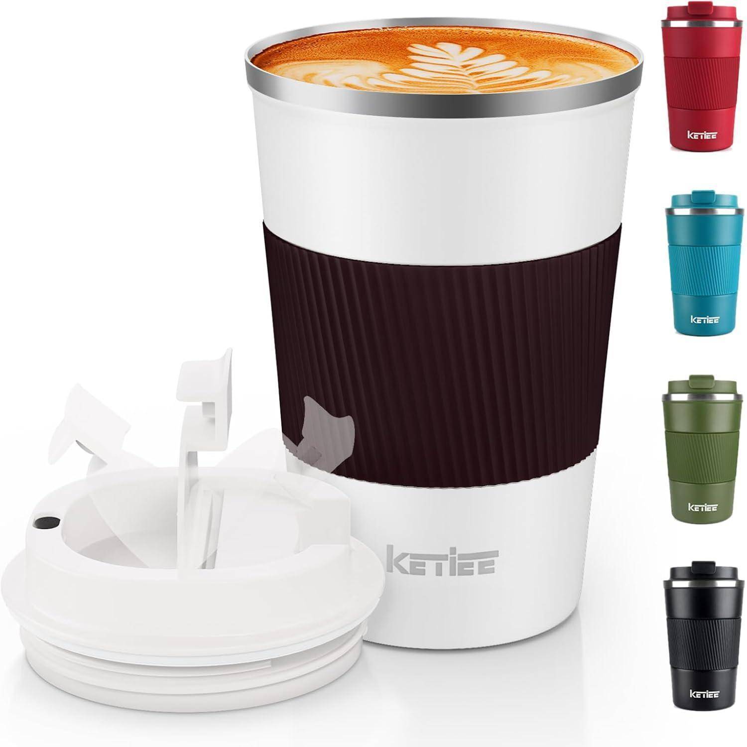 Eine weiße Reisekaffeetasse mit einem braunen Griff, gefüllt mit Latte-Art-Kaffee. Deckel und fünf farbenfrohe Tassenvariation sind auf der rechten Seite zu sehen.