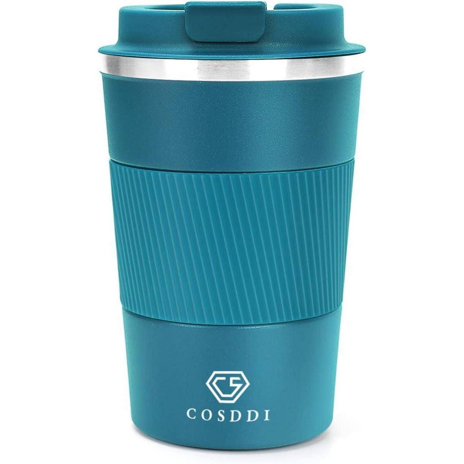 Eine türkisfarbene wiederverwendbare Kaffeetasse mit Deckel, die einen gerippten Griff und den Markennamen 'COSDDI' in Weiß nahe der Basis aufweist.