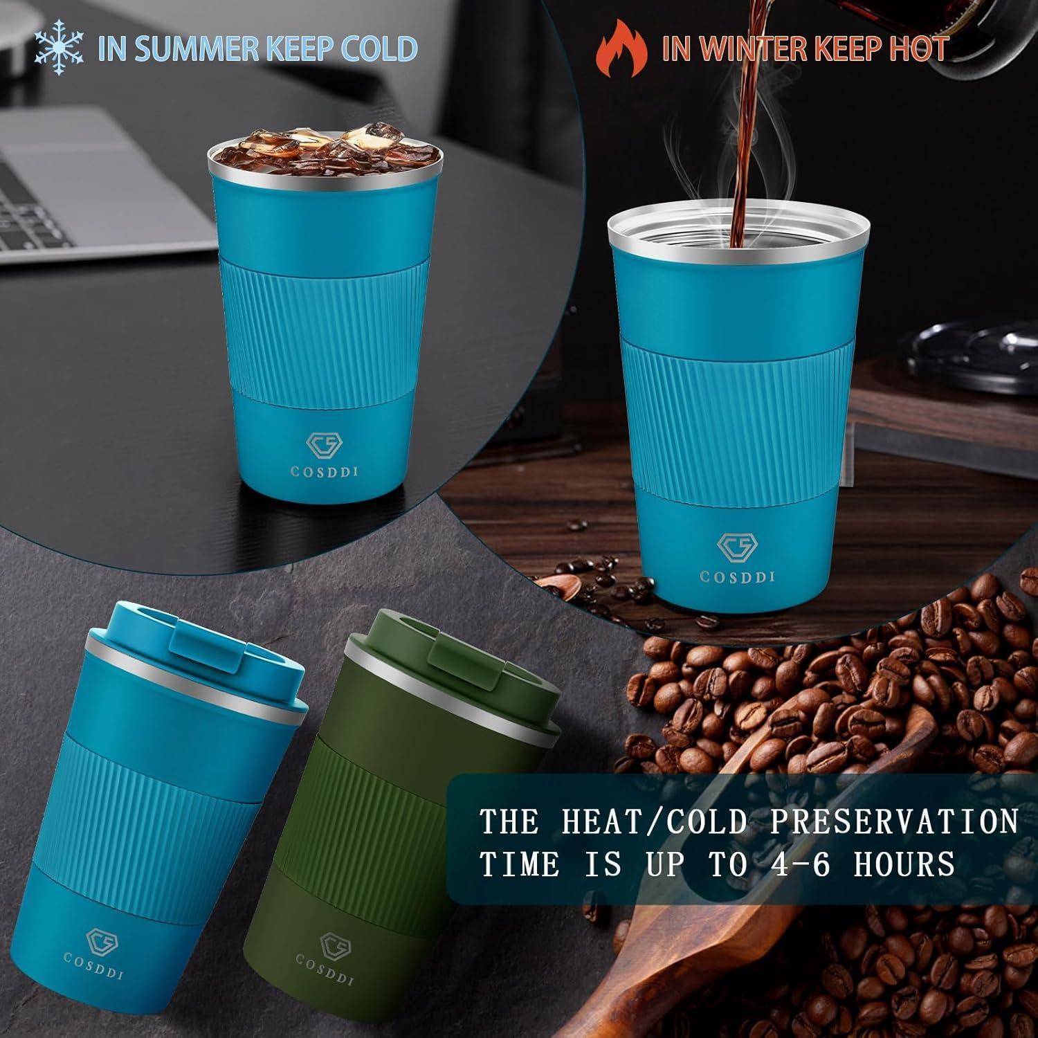 Blaue isolierte Becher auf einem Tisch, umgeben von Kaffeebohnen, mit der Aufschrift 