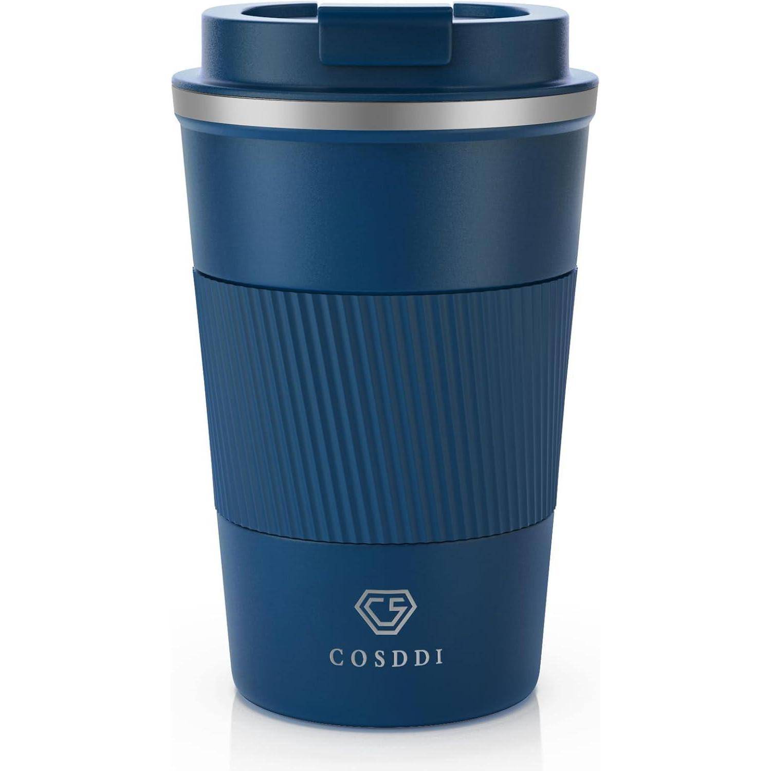 Eine blaue Reisebecher mit 'COSDDI' Logo, geripptem Griff und silbernem Band. Konzipiert für heiße Getränke, verfügt er über einen sicheren Deckel.
