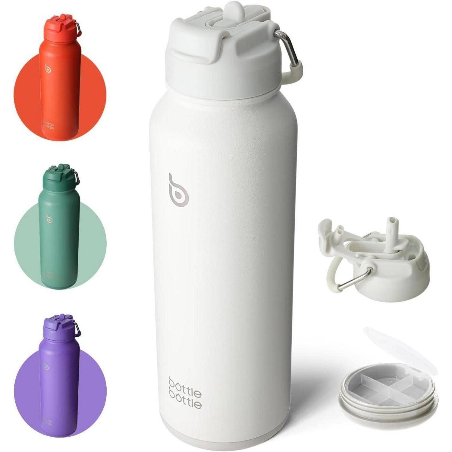 Weiße isolierte Wasserflasche mit vier farbigen Deckeln: rot, grün, blau und lila. Die Flasche verfügt über eine Trageschlaufe und einen herausnehmbaren Abschnitt.