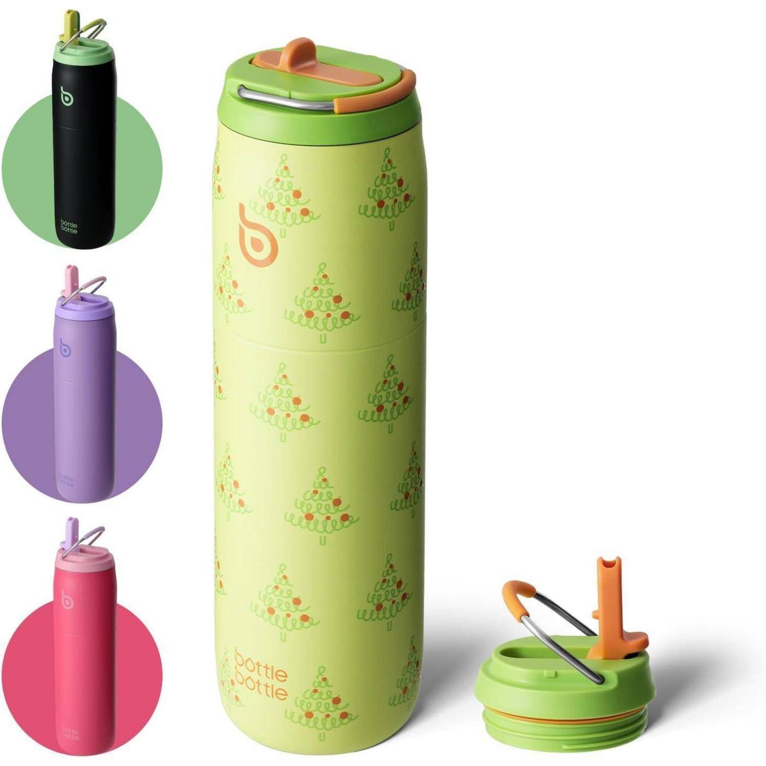 Eine hohe, grüne Thermoflasche mit einem Baummuster und einem orangefarbenen Klappdeckel. Daneben sind drei kleinere Flaschen in Schwarz, Lila und Rosa zu sehen.