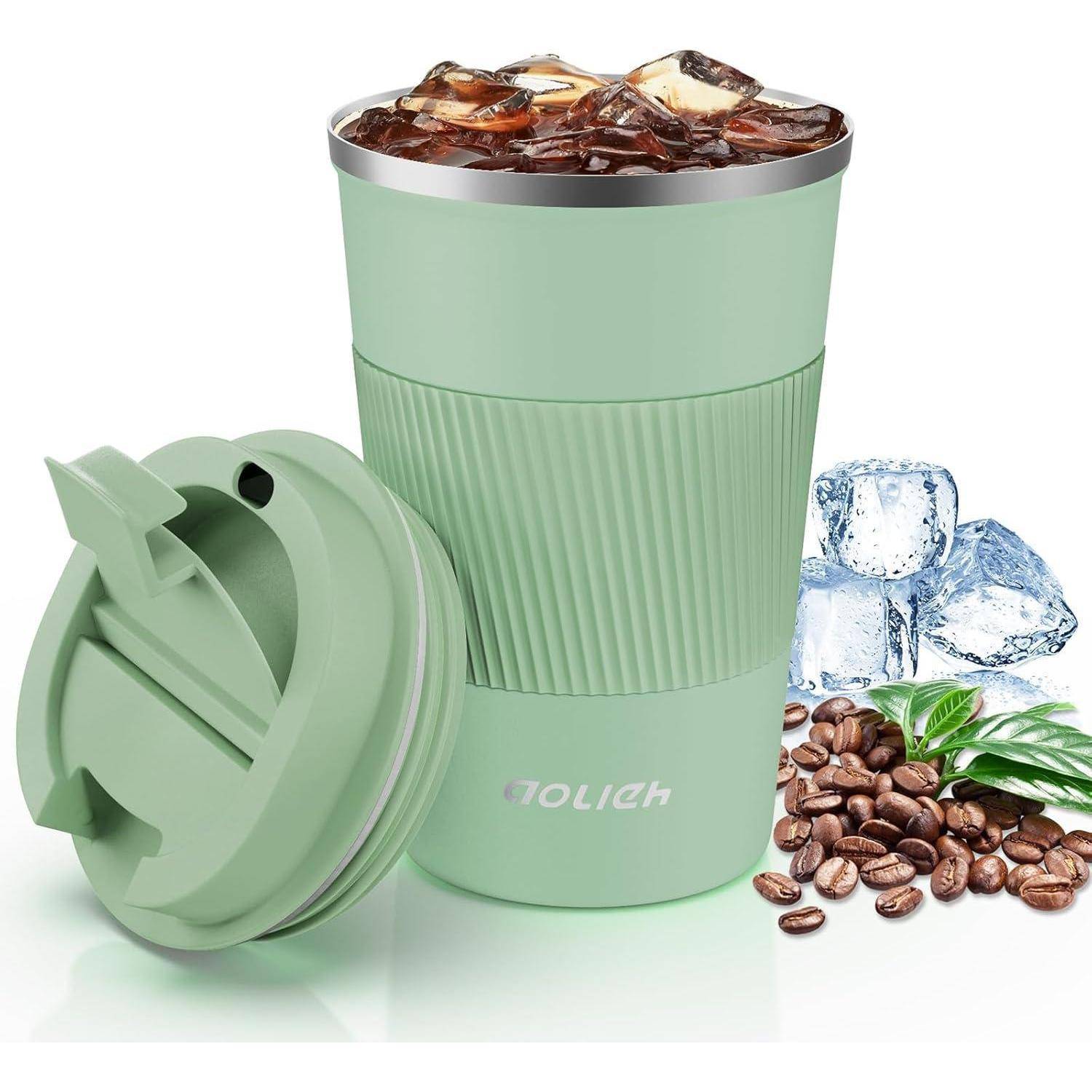 Ein wiederverwendbarer grüner Becher mit Eis und Kaffee wird gezeigt, dessen Deckel daneben liegt, mit Kaffeebohnen und Eiswürfeln in der Nähe, was Frische suggeriert.