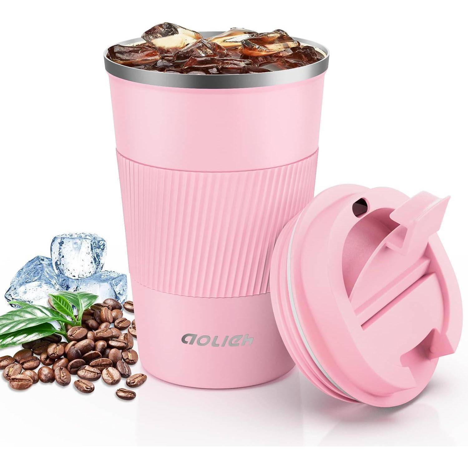 Eine rosa isolierte Kaffeetasse mit Deckel neben Eiswürfeln und Kaffeebohnen, was einen gekühlten Kaffeegetränk andeutet.