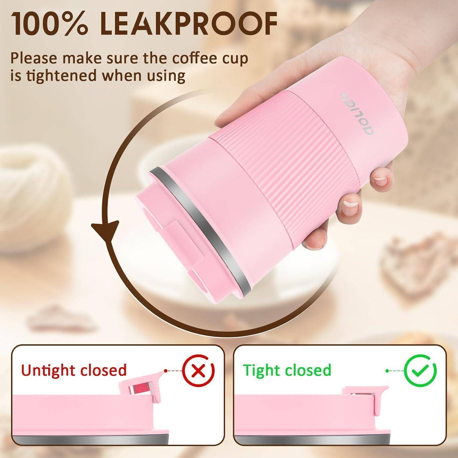 Eine Hand zieht einen rosafarbenen Kaffeebecher-Deckel fest, der mit „100% auslaufsicher