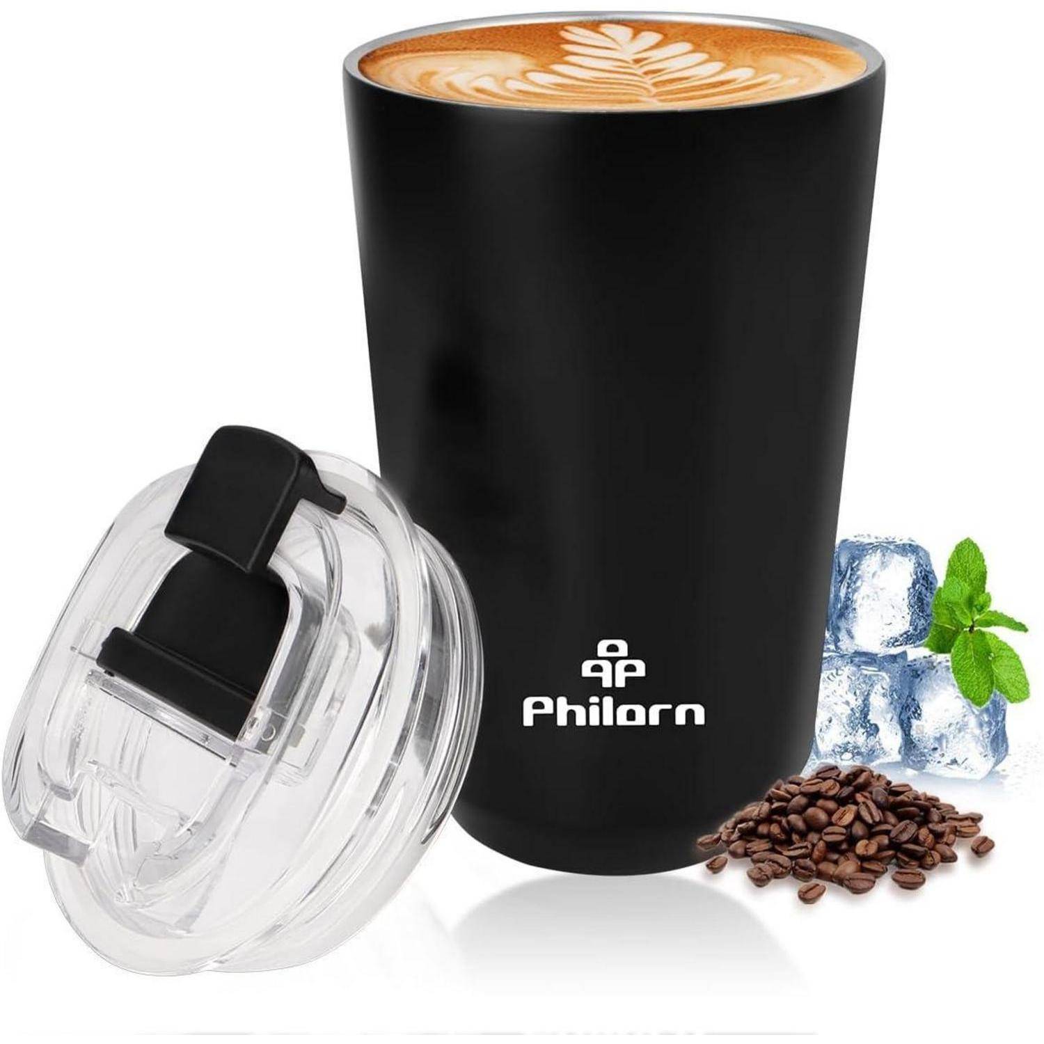 Ein schwarzer isolierter Thermobecher mit 'Philarn' Logo, gefüllt mit Latte-Art-Kaffee. Deckel, Eiswürfel, Minze und Kaffeebohnen daneben.