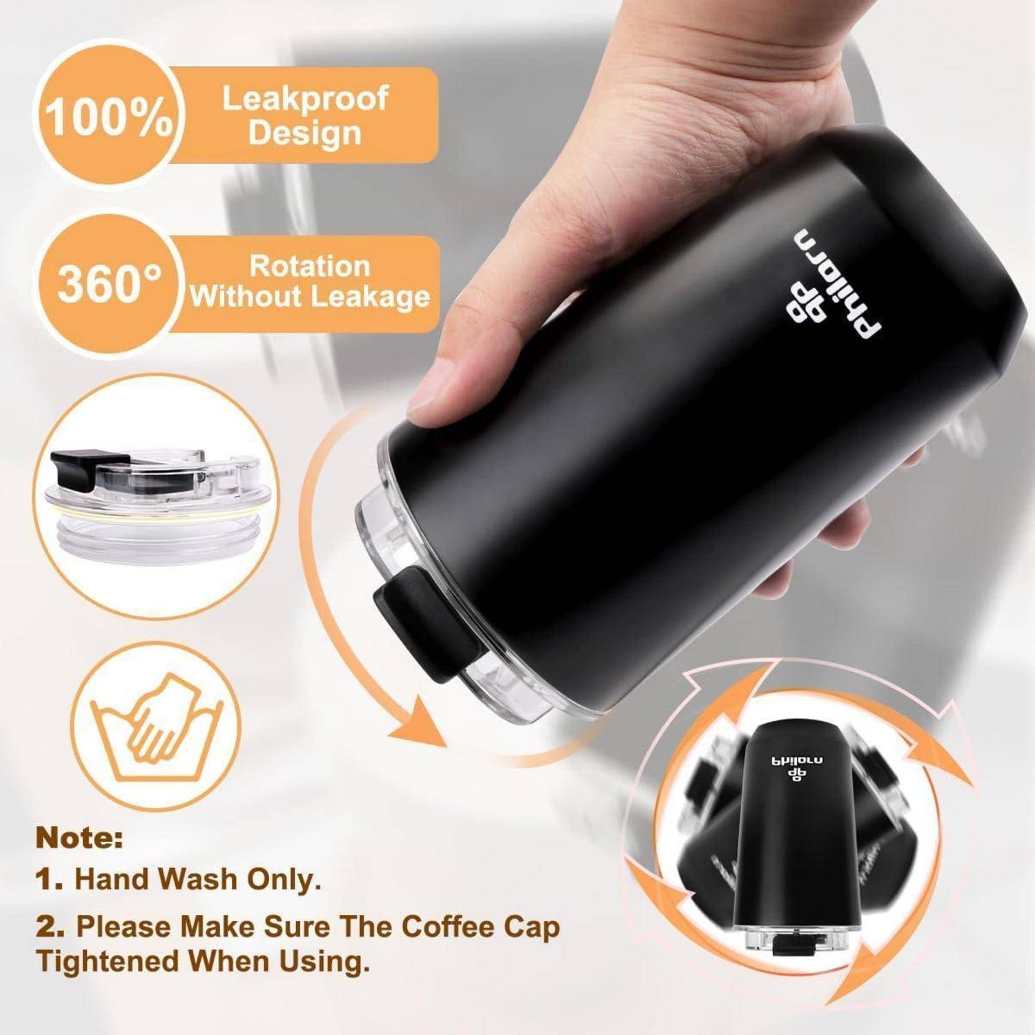 Hand hält einen schwarzen, auslaufsicheren Kaffeebecher mit 360° Rotationsfunktion. Hinweis: Nur von Hand spülen, Deckel beim Gebrauch fest verschließen.