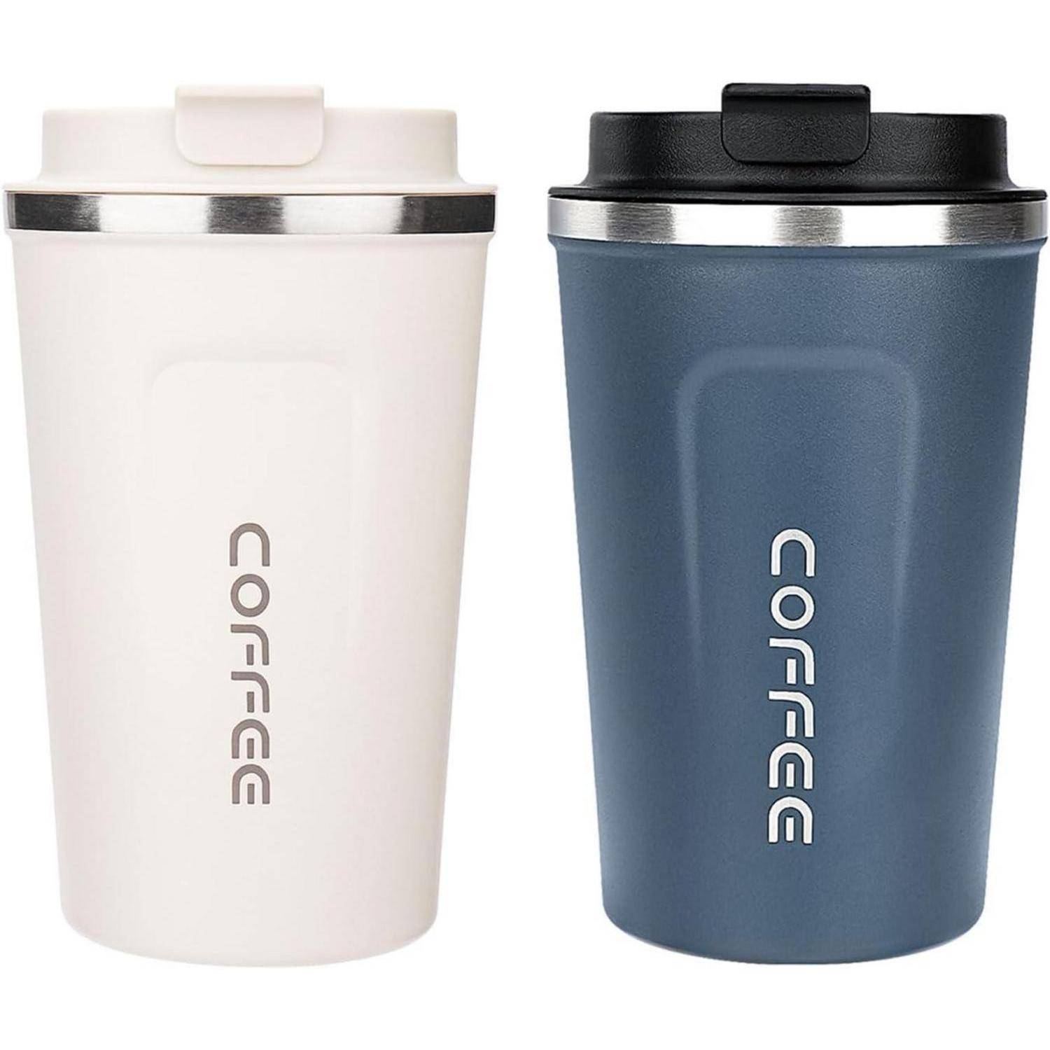 Zwei wiederverwendbare Kaffeebecher, einer weiß und einer blau, mit vertikal aufgedrucktem 'KAFFEE' auf der Vorderseite. Beide verfügen über sichere Deckel.