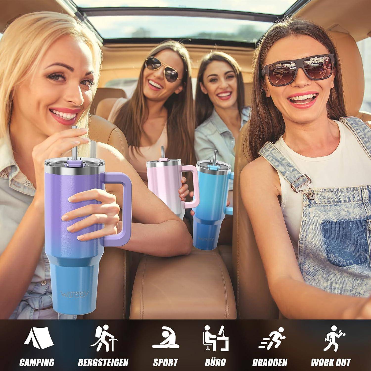 Vier Personen sitzen in einem Auto und lächeln mit großen Trinkbechern in Blau-Lila-Verlaufsfarben. Icons unten zeigen Verwendungsmöglichkeiten: Camping, Sport, Büro, Outdoor, Training.