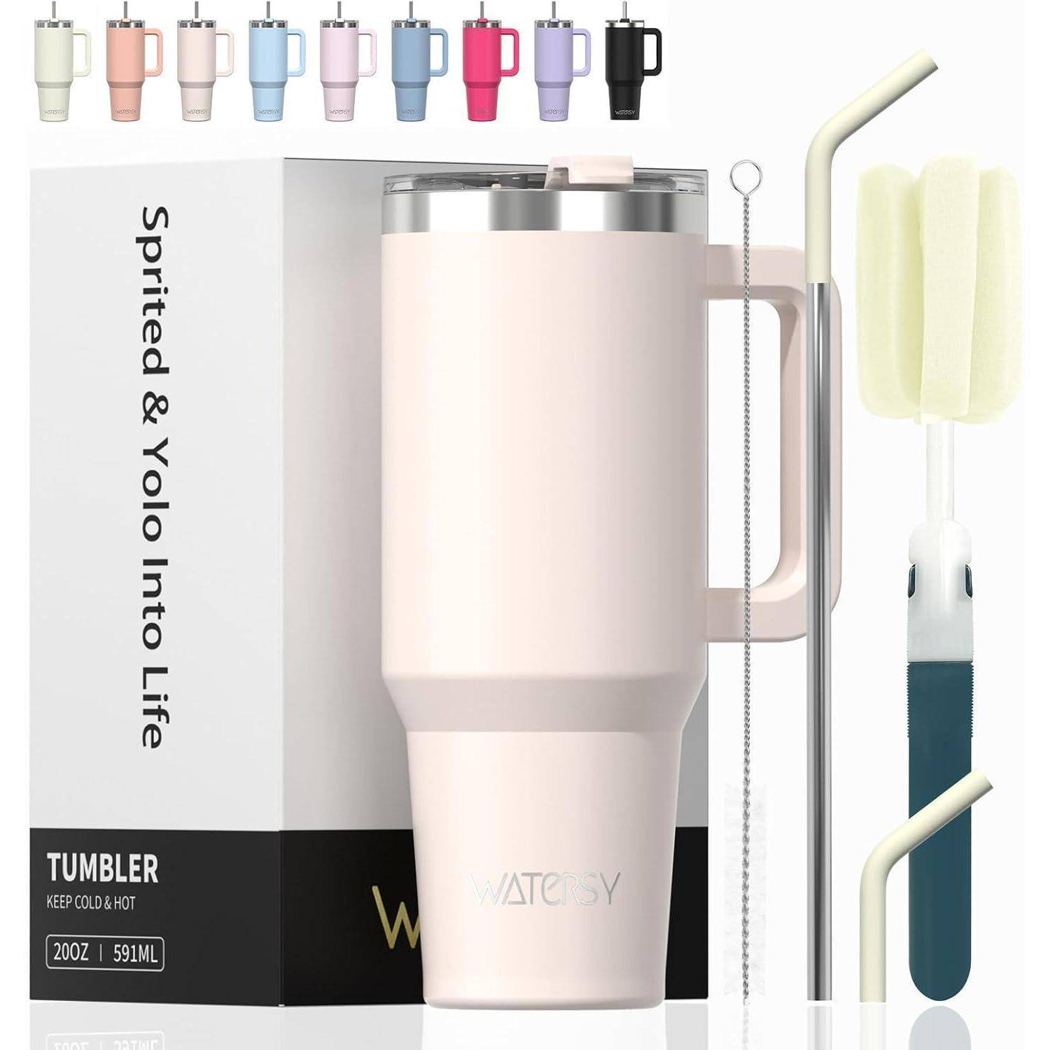 Ein großer rosa Becher mit Henkel steht neben seiner Verpackung, die mit 'Sprited & Yolo Into Life' beschriftet ist. Verschiedenfarbige Deckel und Reinigungswerkzeuge sind ausgestellt.