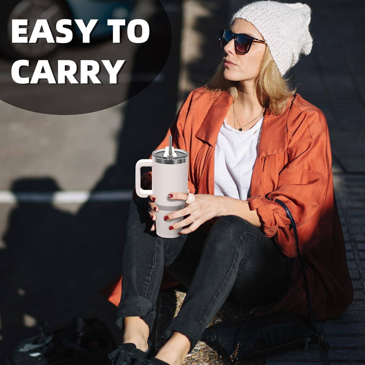 Eine Frau mit Sonnenbrille und Mütze, die eine leichte Jacke und Jeans trägt, sitzt draußen und hält einen tragbaren Becher. Text lautet: „Leicht zu tragen