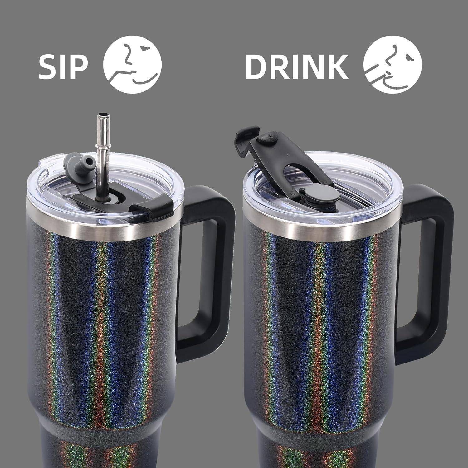 Zwei Reisebecher mit holografischen Oberflächen. Der linke Becher mit der Aufschrift ‚SIP' zeigt einen Strohhalm; der rechte Becher mit der Aufschrift ‚DRINK' verfügt über einen Klappdeckel.