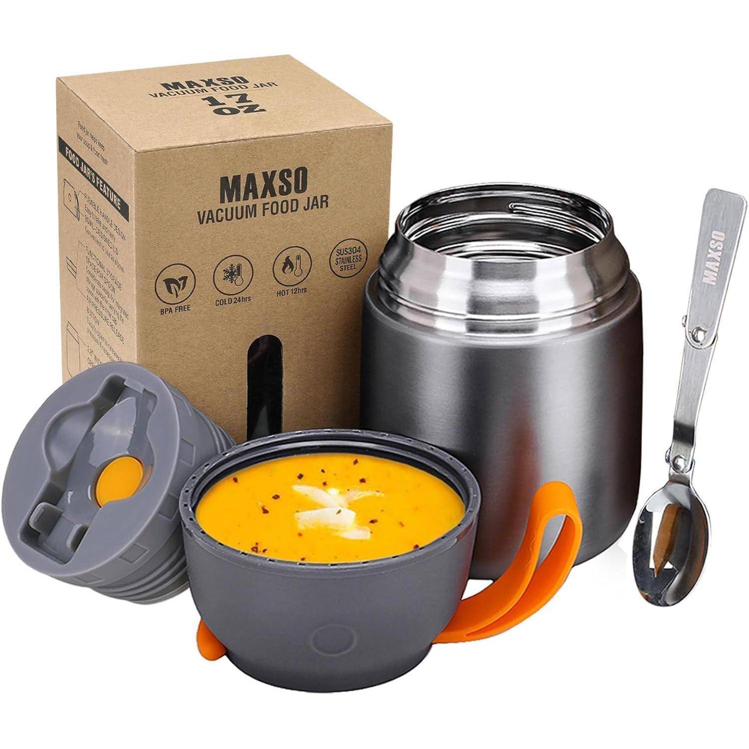 Edelstahl-Vakuum-Lebensmittelbehälter mit Deckel, Löffel und Verpackung. Der Behälter ist geöffnet und zeigt eine orangefarbene Suppe im Inneren. Verpackungstext: 'MAXSO Vakuum-Lebensmittelbehälter'.