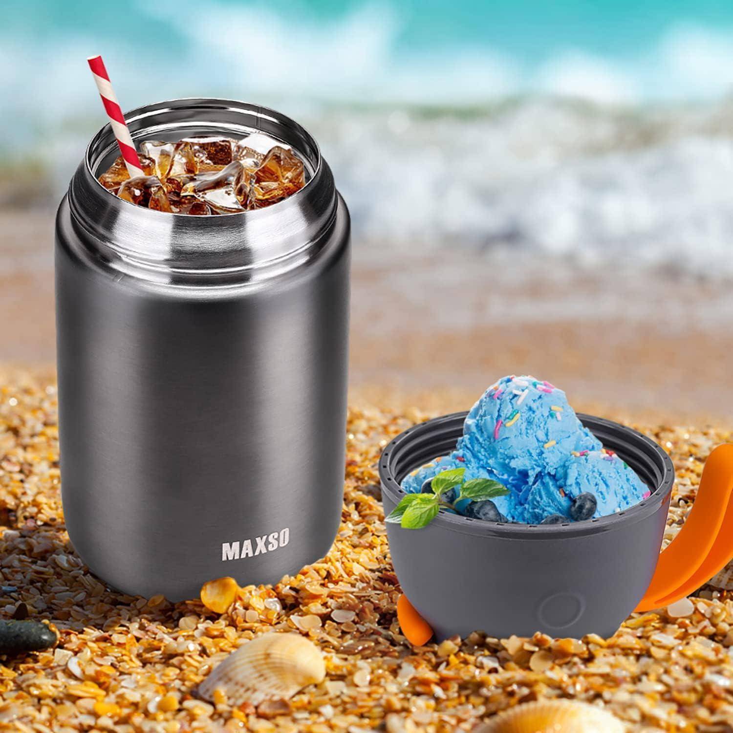 Ein Edelstahlbecher mit Eiskaffee und einem gestreiften Strohhalm steht am Strand. Daneben eine Schüssel mit blauer Eiscreme und Blaubeeren.