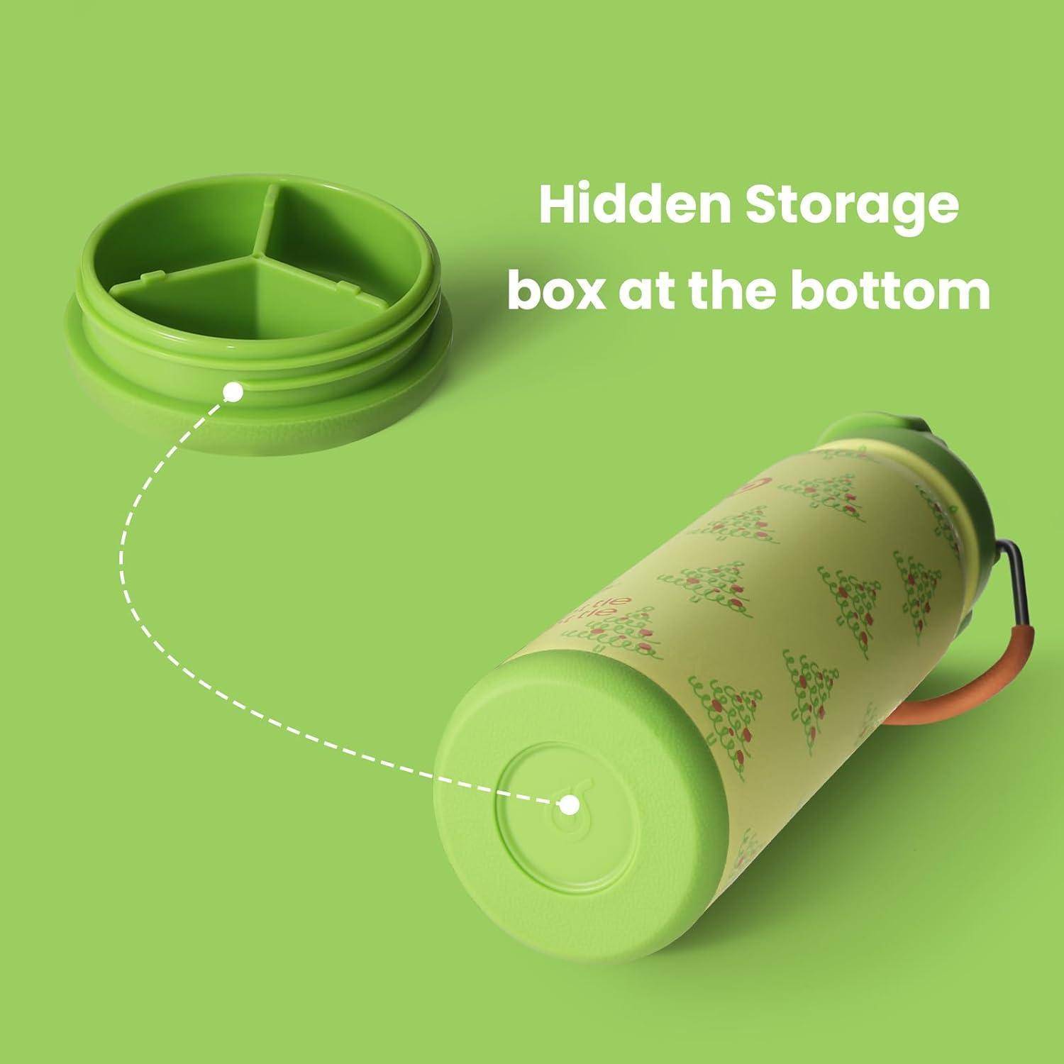 Eine grüne Flasche mit Baummustern liegt auf der Seite und offenbart einen verborgenen Stauraum am Boden, hervorgehoben mit dem Text ‚Versteckter Stauraum am Boden'.