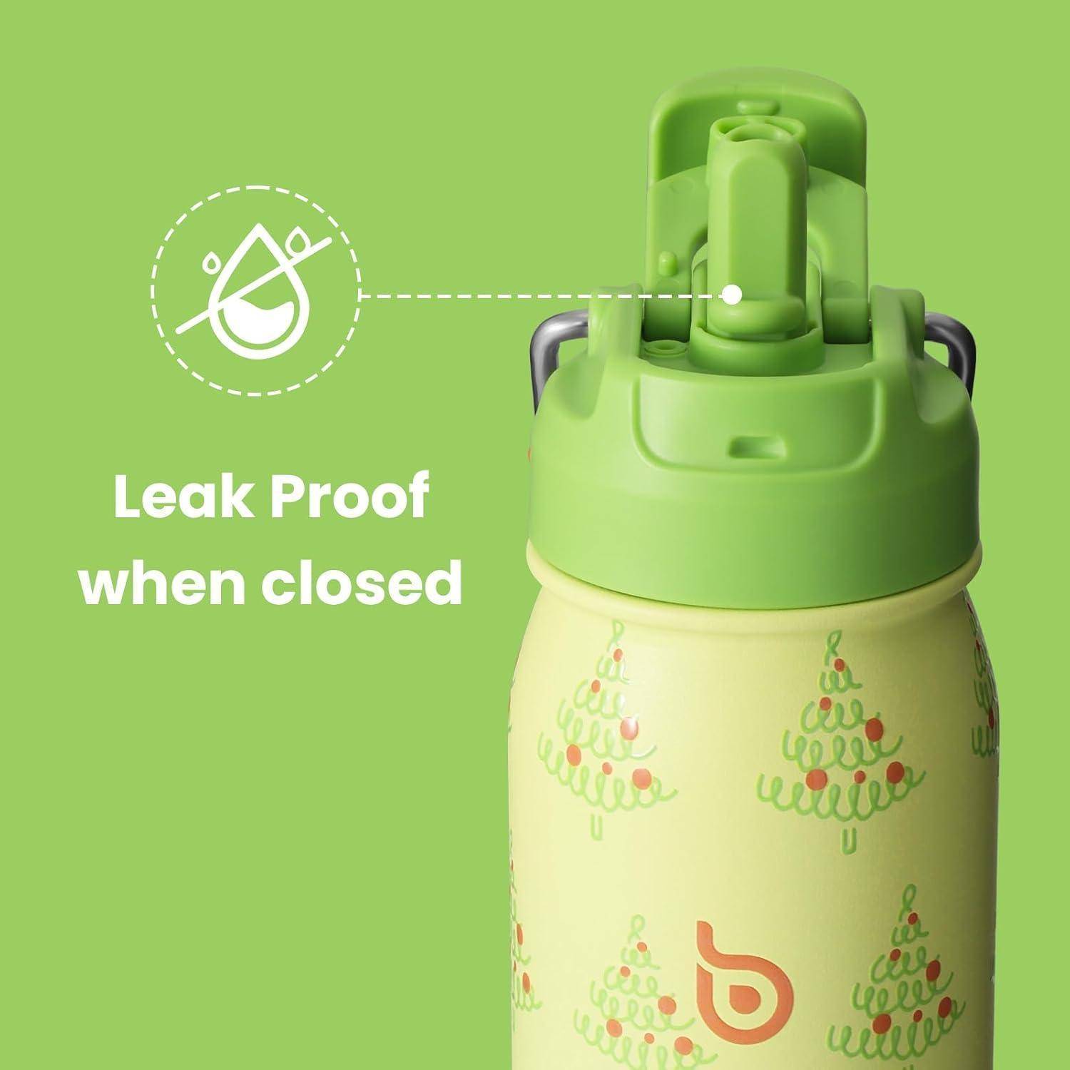 Grüne Wasserflasche mit auslaufsicherer Deckelkonstruktion. Die Seite zeigt ein festliches Baumdesign. Text lautet: 'Bei Verschluss auslaufsicher'.