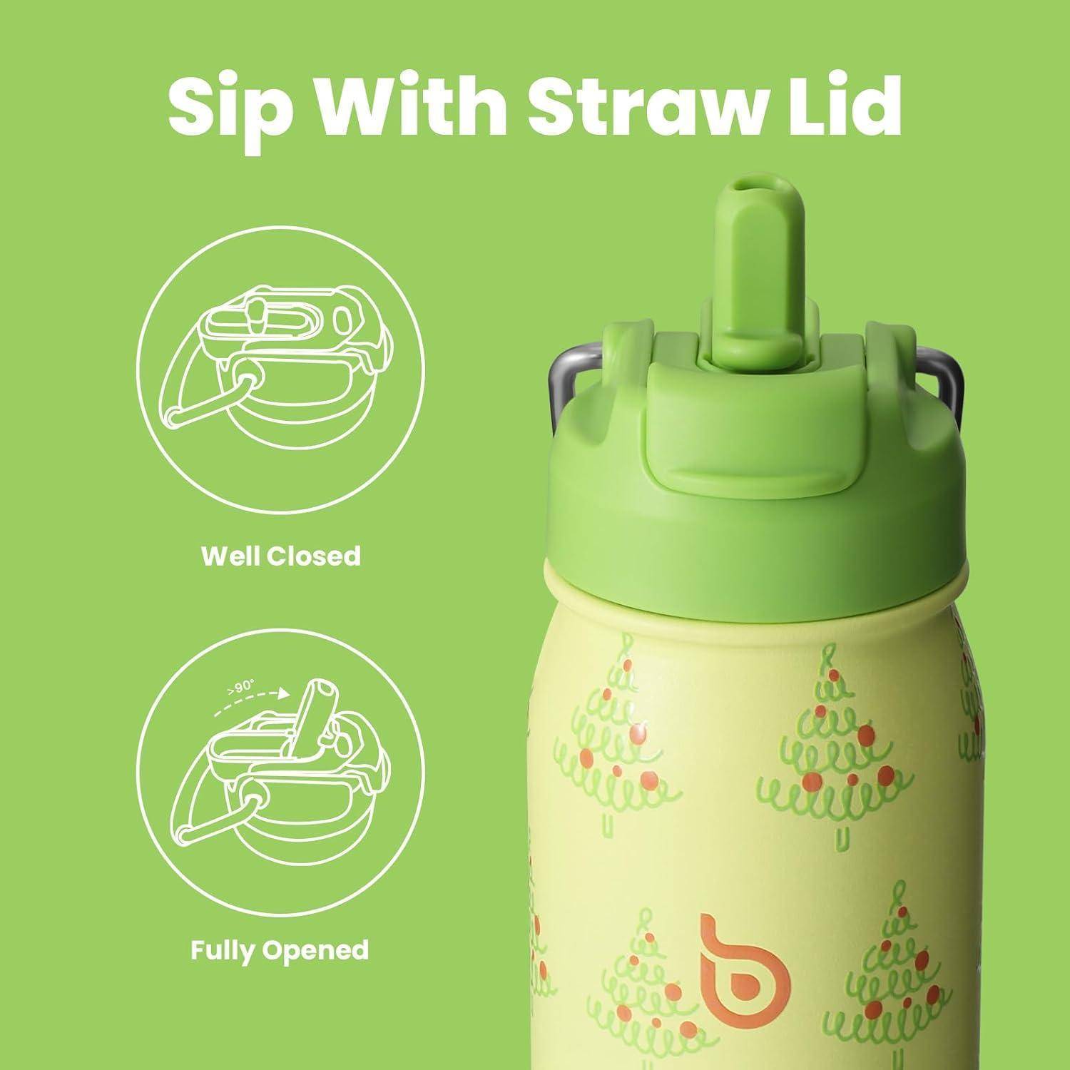 Grüne Flasche mit Baumdesign, ausgestattet mit einem Strohdeckel. Text lautet: „Mit Strohdeckel trinken.