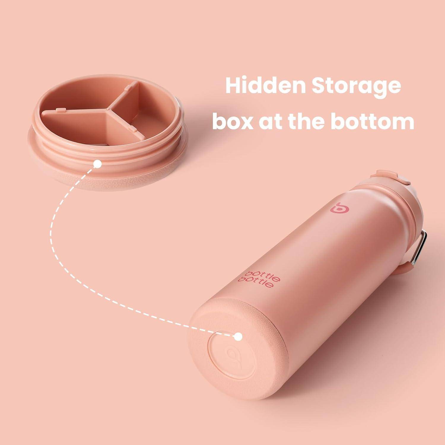 Eine matte rosa Flasche mit abnehmbarem Deckel zeigt einen versteckten Stauraum am Boden. Text lautet: 
