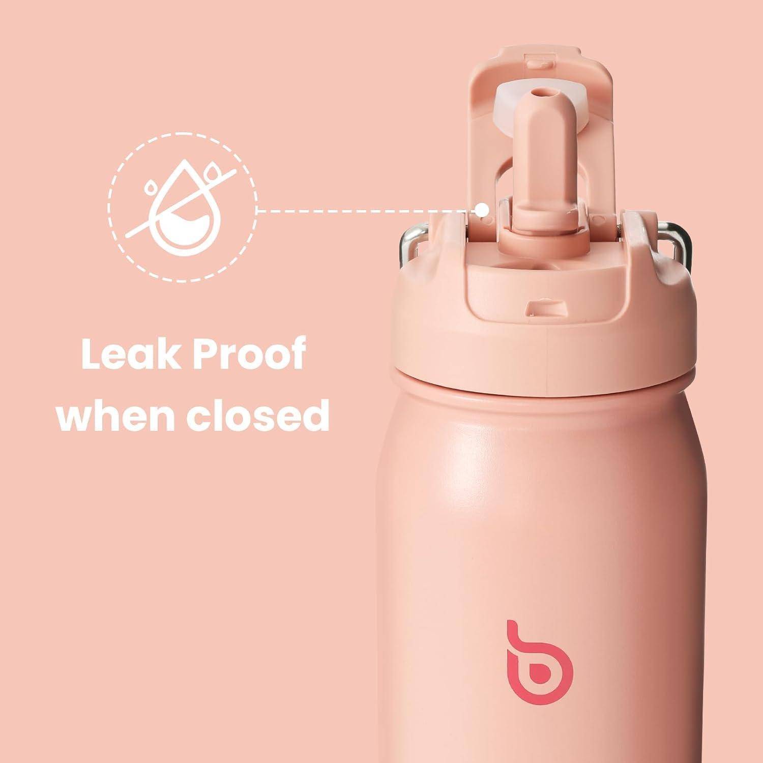 Eine beige Wasserflasche mit einem geschlossenen Deckel ist mit dem Schriftzug 