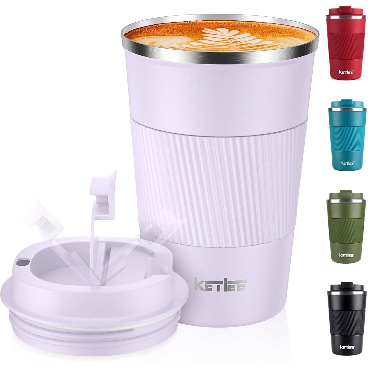 Eine wiederverwendbare Kaffeetasse mit Latte Art auf der Oberfläche, die ein lila geripptes Design aufweist und fünf weitere Farboptionen zeigt: rot, blau, grün und schwarz.