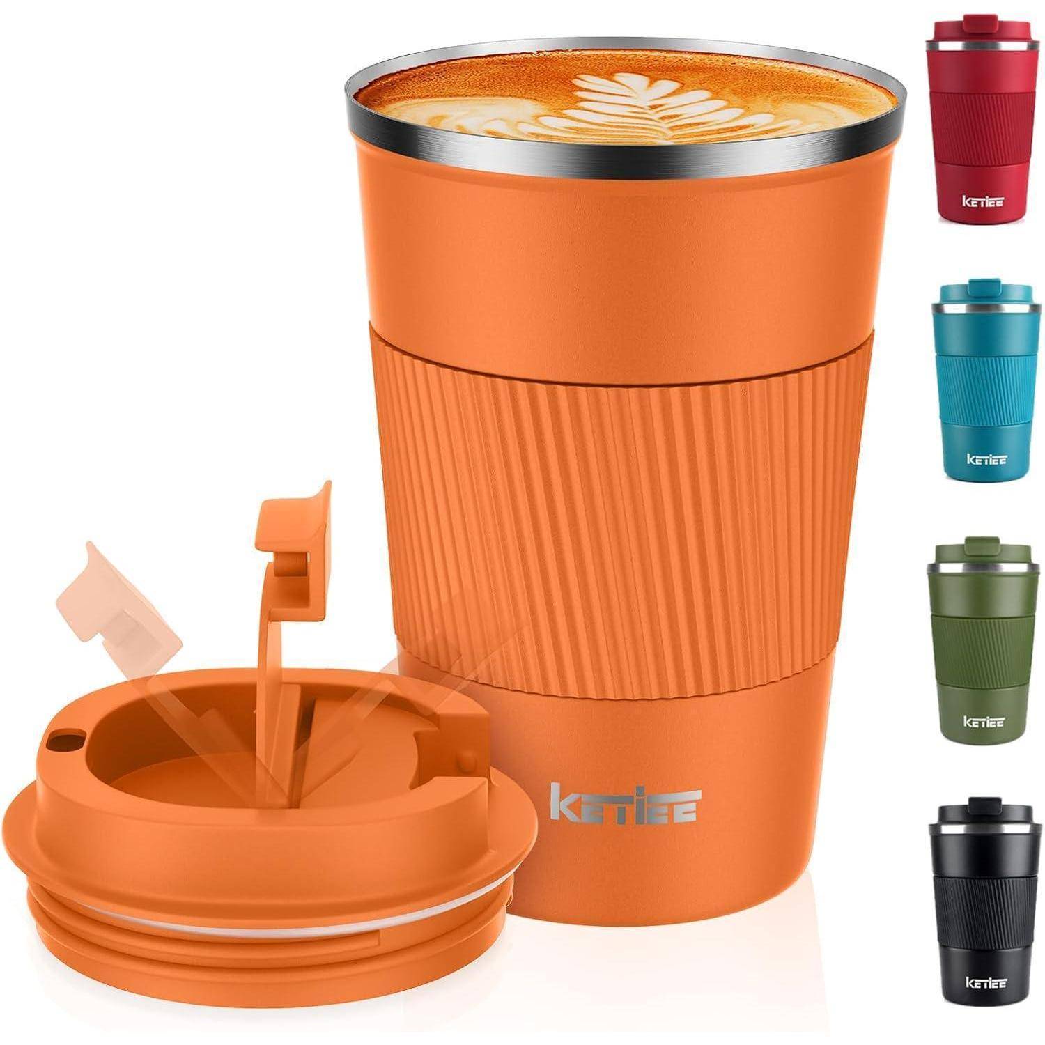 Eine orangefarbene Thermoskanne mit einem Latte im Inneren, versehen mit einem detaillierten Latte-Art-Muster. Ein passender Deckel wird daneben präsentiert. Zusätzlich werden Kannenfarben in Rot, Blau, Grün und Schwarz gezeigt.