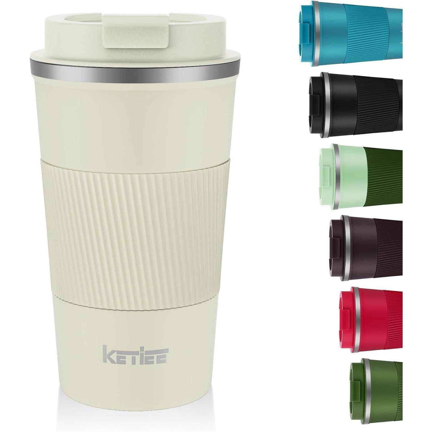 Eine Reisekaffeetasse mit geripptem Griff und Deckel, in Creme dargestellt. Rechts werden fünf Farbvarianten gezeigt: Grün, Blau, Schwarz, Rot und Bordeauxrot.