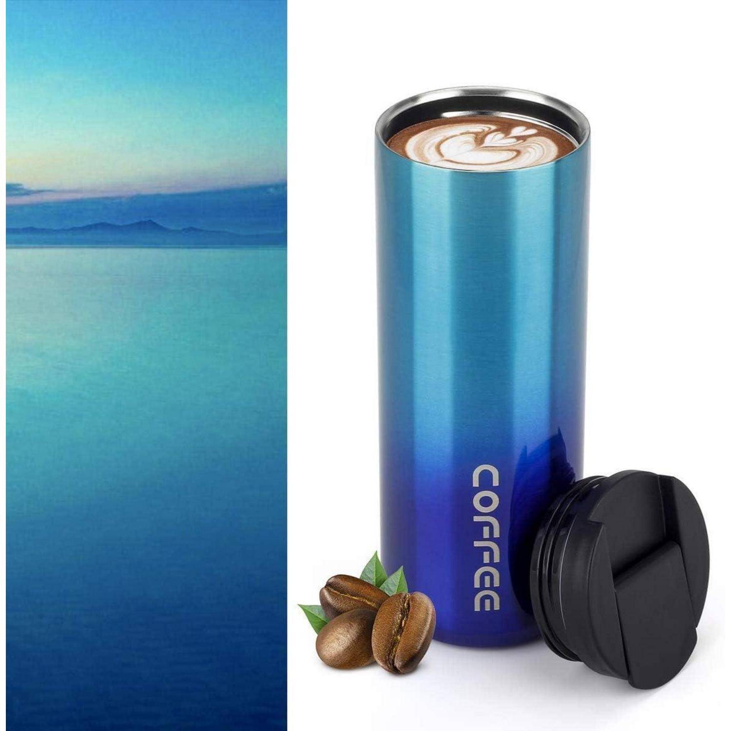 Blauer Reisebecher mit Kaffee und Latte Art, daneben ein Deckel und Kaffeebohnen, vor einer ruhigen Wasserlandschaft mit Bergen im Hintergrund.
