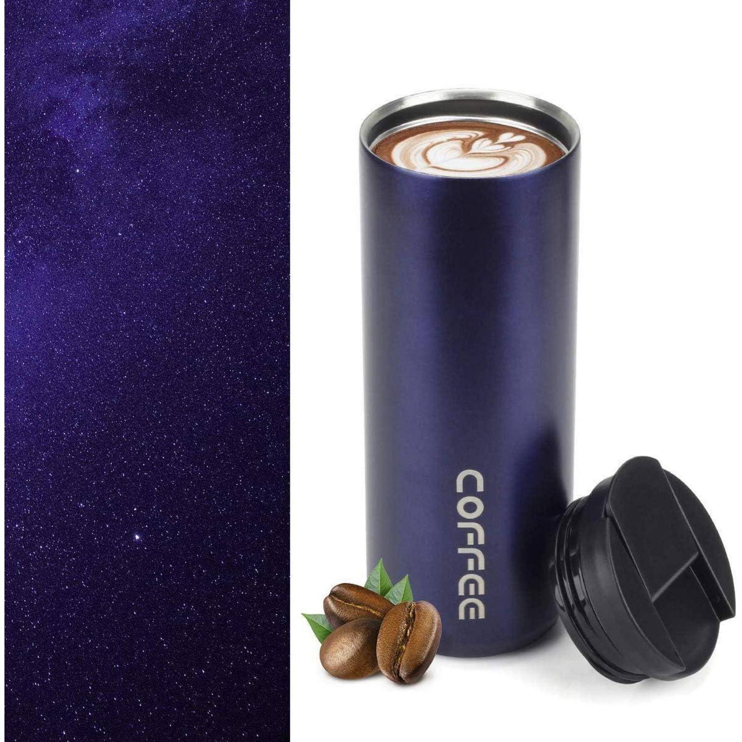 Eine Reisebecher mit Latte-Art auf der Oberfläche, mit der Marke 'Coffee', neben Kaffeebohnen und einem schwarzen Deckel, vor einem sternklaren Nachthimmel.