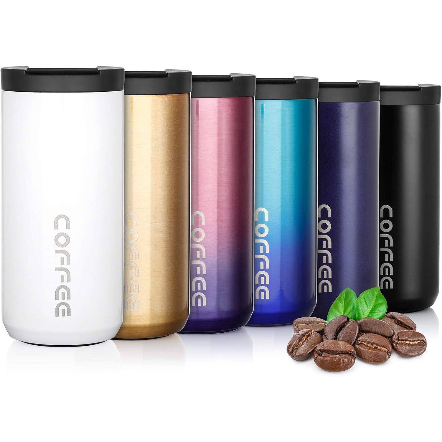 Sechser-Set isolierter Kaffeebecher in Weiß, Gold, Rosa, Lila, Blau und Schwarz. Kaffeebohnen und grüne Blätter im Vordergrund.