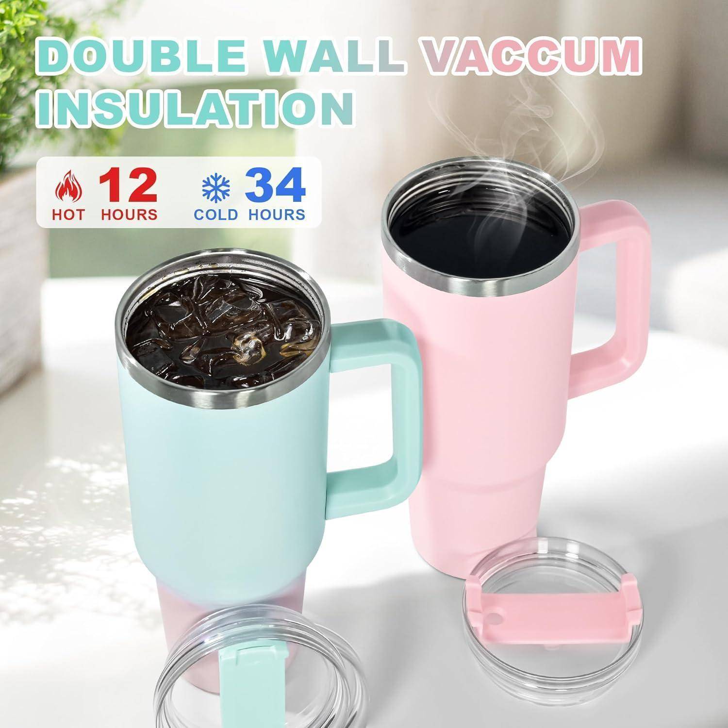 Zwei isolierte Becher, einer rosa mit Dampf und einer blau mit Eis, betonen, dass warme Getränke 12 Stunden lang warm und kalte Getränke 34 Stunden lang kalt bleiben.