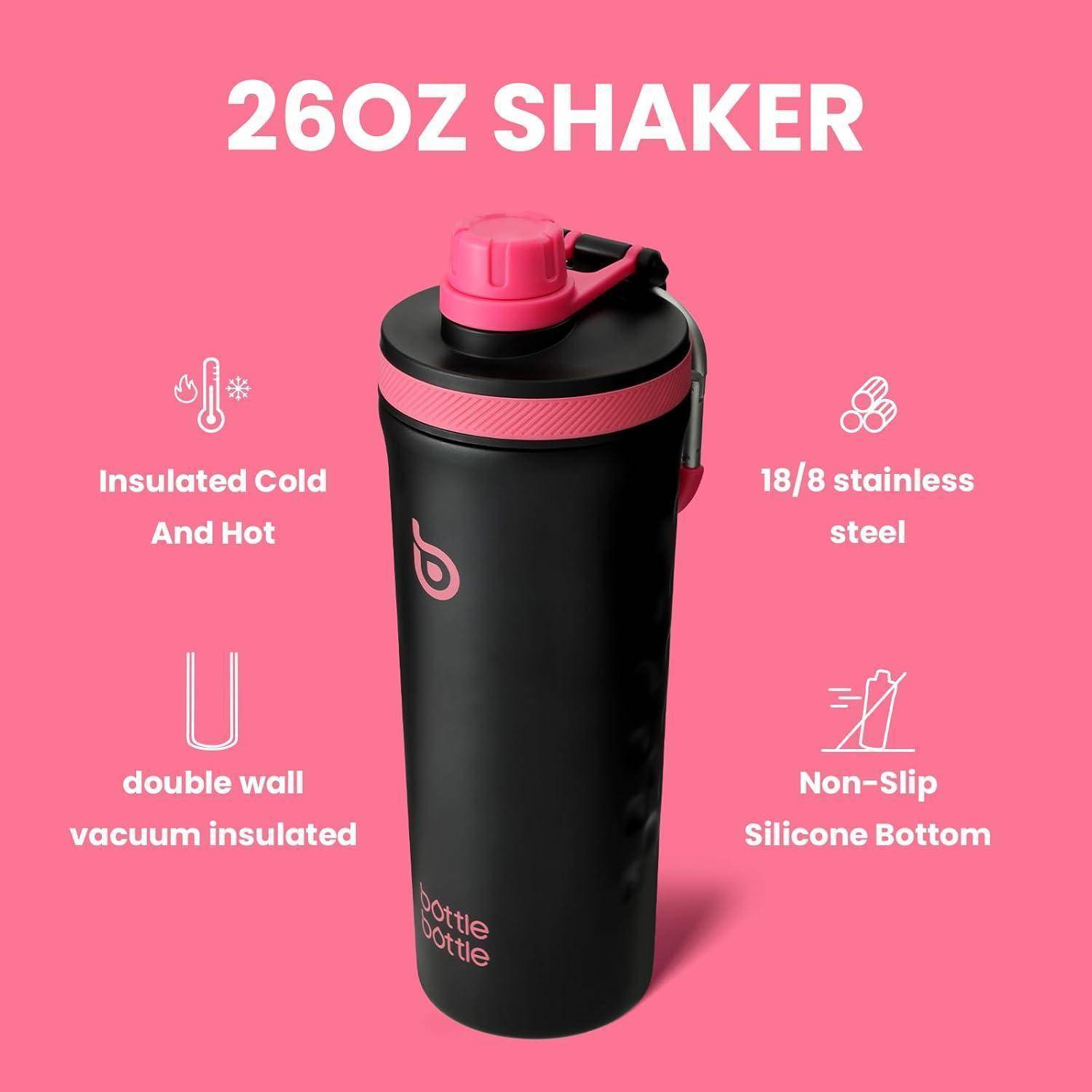 Eine schwarze Shakerflasche mit rosafarbenen Akzenten, beschriftet mit '26OZ SHAKER'. Eigenschaften: isoliert für heiße und kalte Getränke, aus 18/8 Edelstahl, vakuumisoliert, mit rutschfestem Silikonboden.