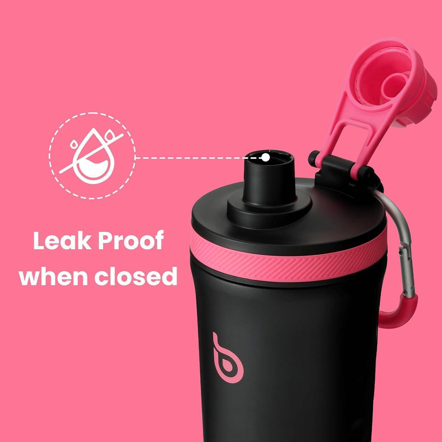 Eine schwarze und pinke Wasserflasche mit einem sicheren Klappdeckel wird gezeigt. Eine Grafik hebt sie als „auslaufsicher, wenn geschlossen
