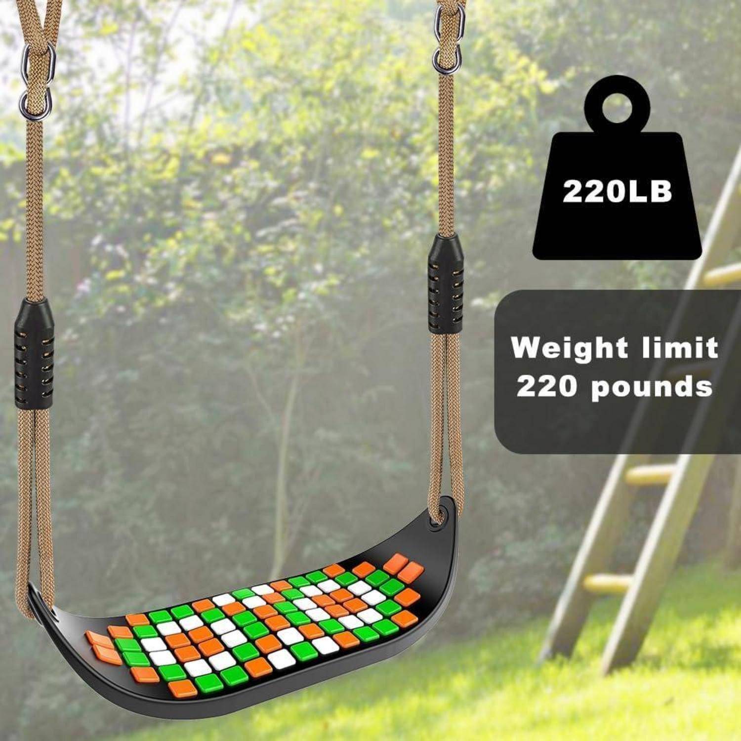 Eine gebogene, mehrfarbige Schaukel mit zwei Seilen hängt in einem Garten. Ein Gewichtsbegrenzungsschild zeigt '220LB' und besagt 'Gewichtslimit 220 Pfund'.