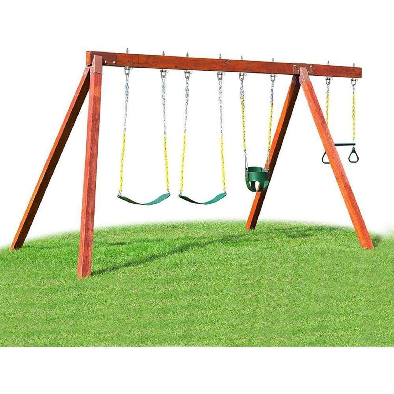Eine Holzschaukel auf Rasen mit zwei Schaukelplätzen, einem Kleinkindersitz und Turnringen, die an Ketten hängen.