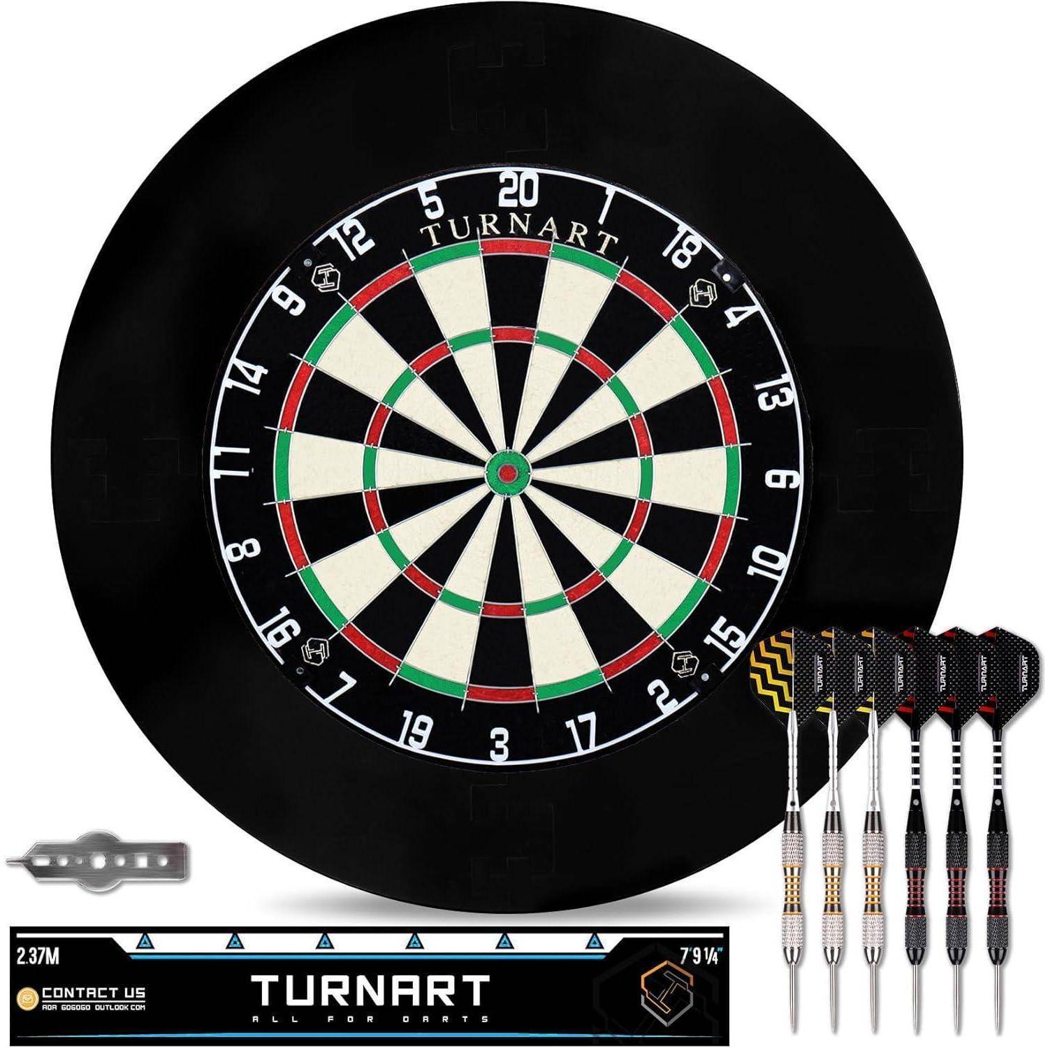 Eine Dartscheibe mit traditioneller Nummernverteilung, umgeben von einem schwarzen Ring mit der Aufschrift ‚TURNART'. Sechs Dartpfeile sind daneben positioniert.