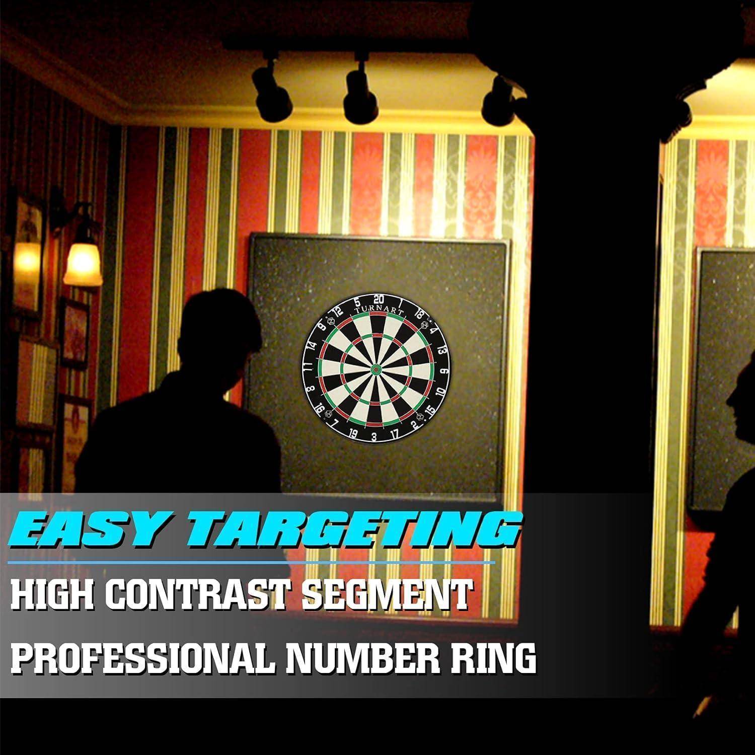 Eine Person steht in der Nähe einer Dartscheibe mit einem hochkontrastreichen Nummernring. Text lautet: 'Einfaches Zielen, Hochkontrast-Segment, Professioneller Nummernring.