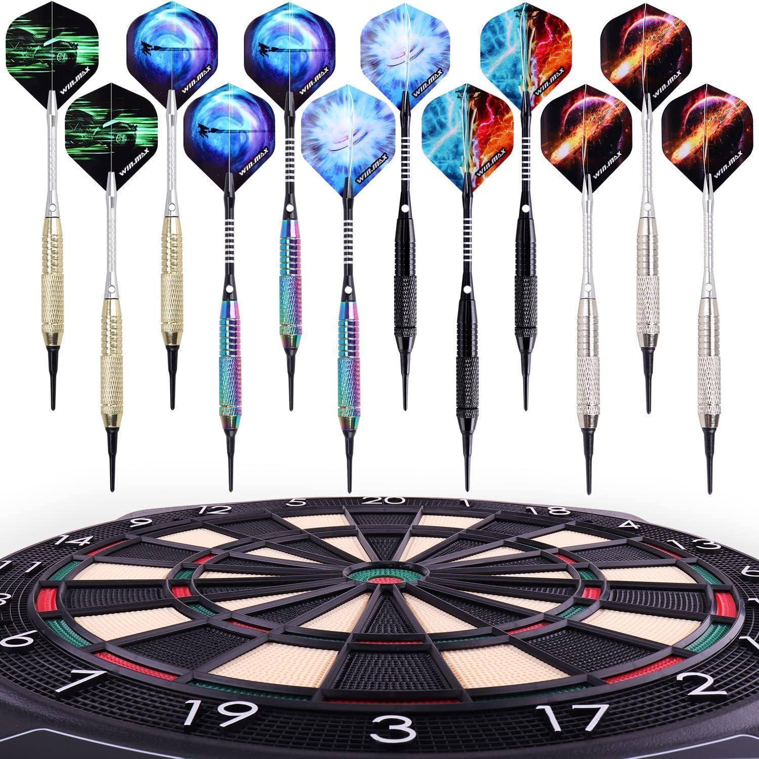 Ein Satz von zwölf Dartpfeilen mit unterschiedlich gefärbten Flügeln ist über einem schwarzweißen Dartboard mit nummerierten Sektionen angeordnet.