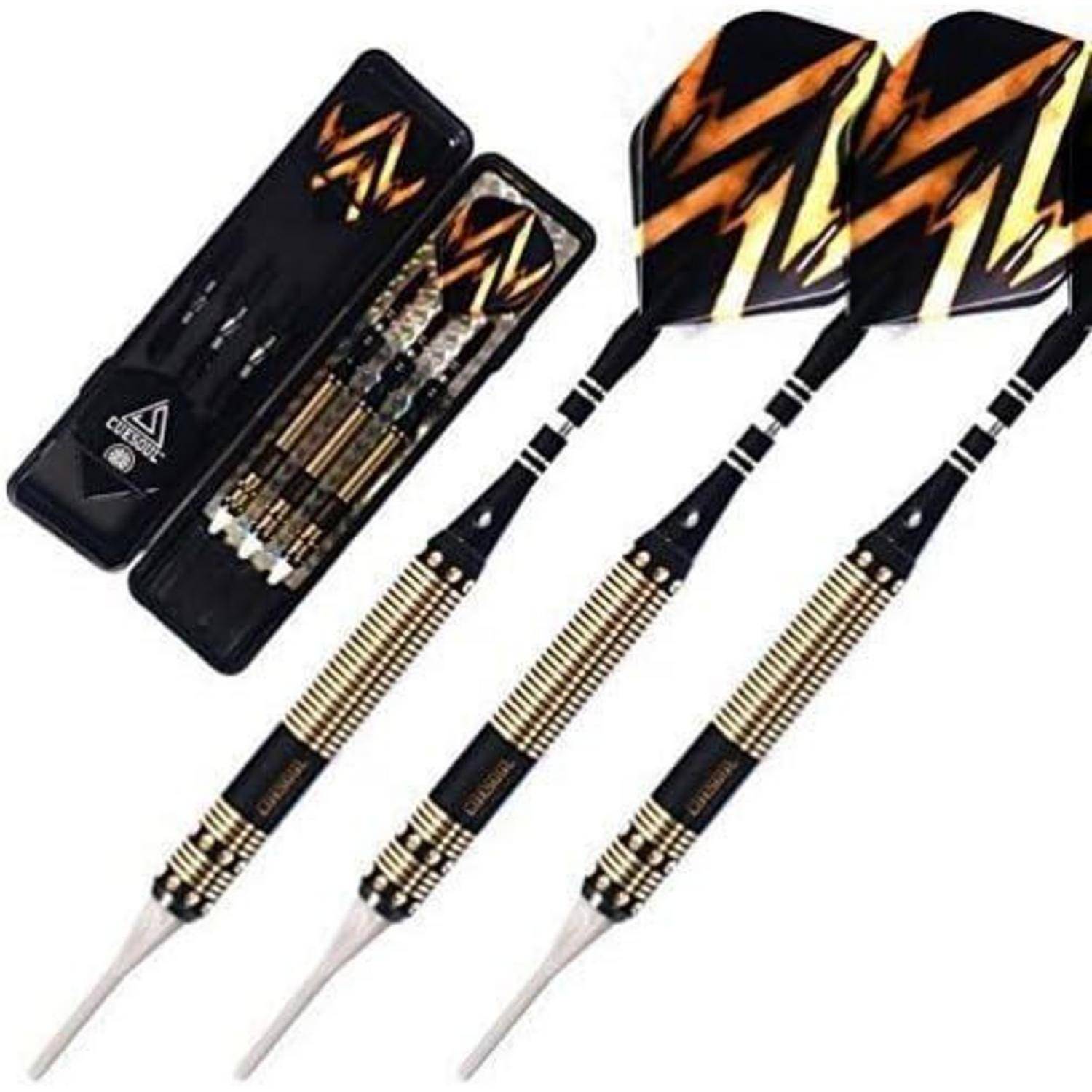 Ein Set aus drei Dartpfeilen mit gold und schwarz gestreiften Flights, begleitet von einer schwarzen Tasche, die drei weitere Ersatz-Flights enthält.